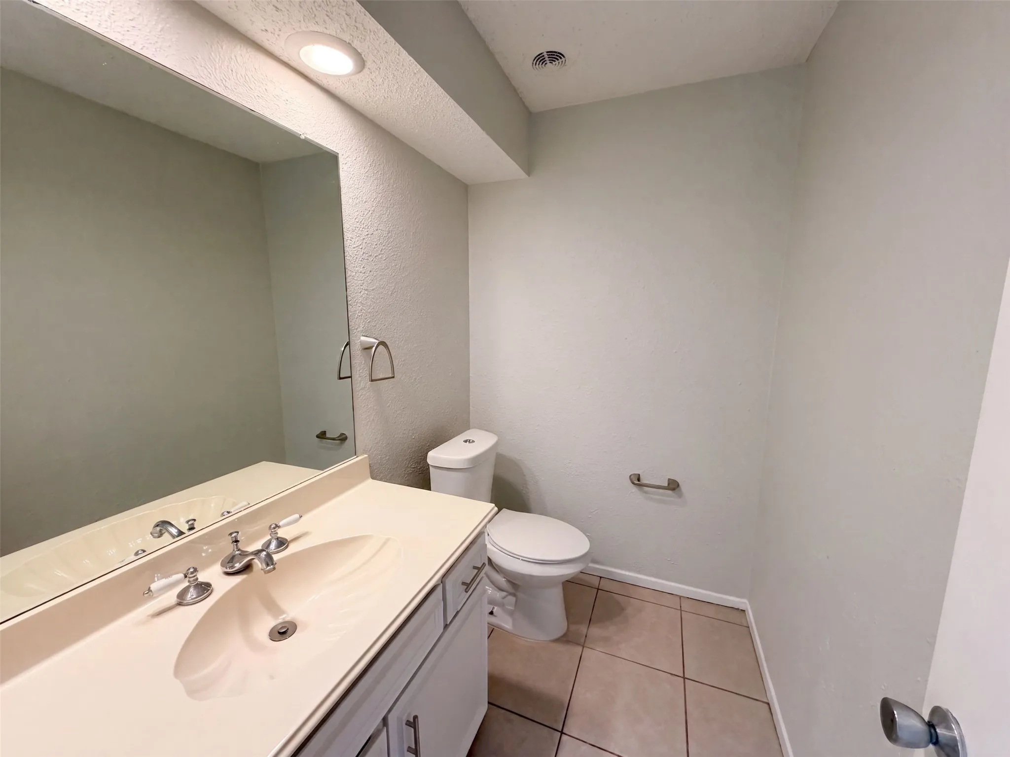 Single Family Residence For Sale in Denton County , 742 Hummingbird Circle, Lewisville, Texas 75067, 4 Bedroom, 3 Bathroom, 2 Garage spaces, 1,906 Sqft, built in 1975, mls#21372073, Real Estate Agent in Lewisville, Homes For Sale in Denton county, Homes For Sale in Lewisville, Realtor in Lewisville Texas, Real Estate Brokerage Independent Realty Texas, Luminita Cordes Realtor