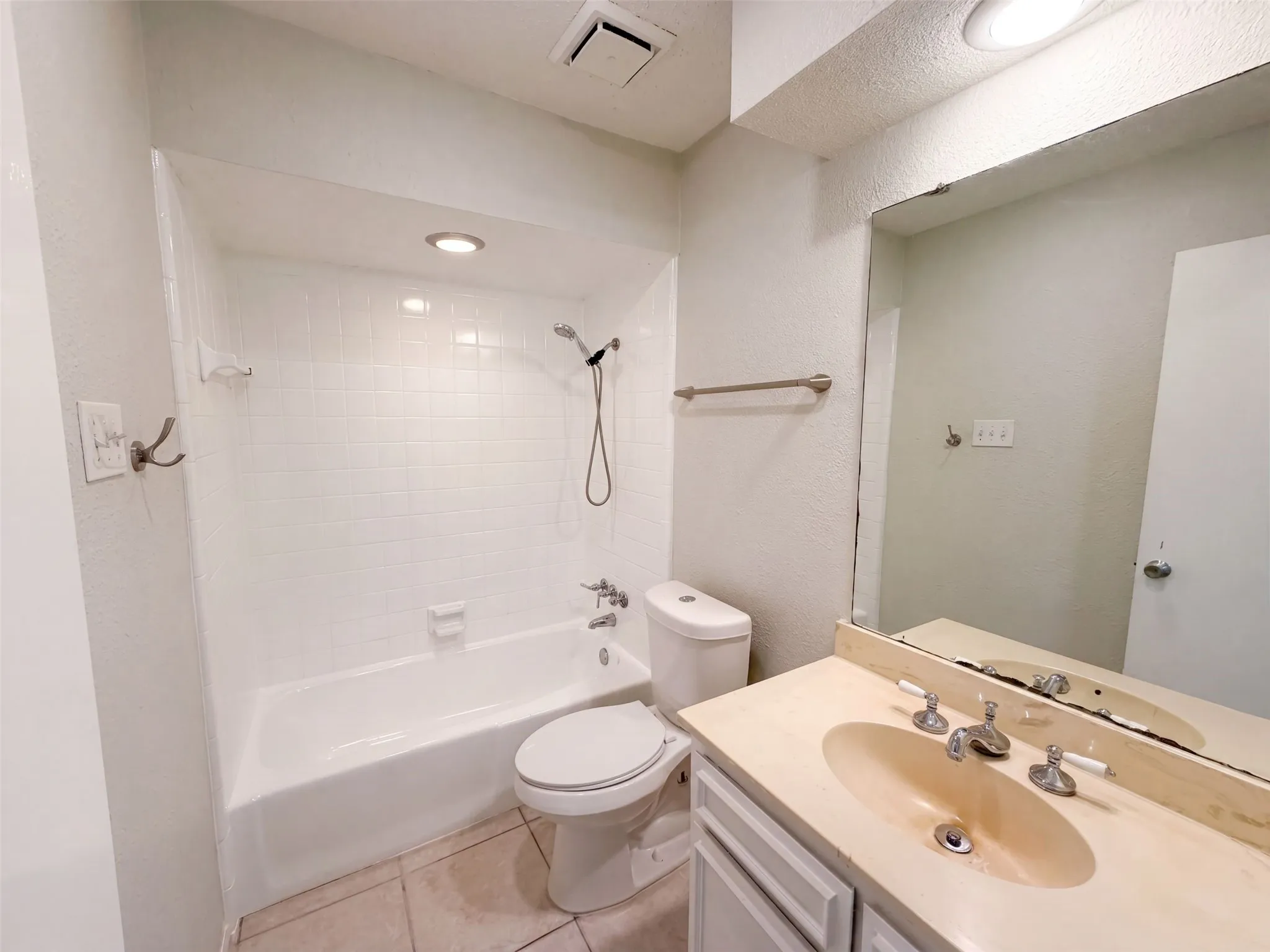 Single Family Residence For Sale in Denton County , 742 Hummingbird Circle, Lewisville, Texas 75067, 4 Bedroom, 3 Bathroom, 2 Garage spaces, 1,906 Sqft, built in 1975, mls#21372073, Real Estate Agent in Lewisville, Homes For Sale in Denton county, Homes For Sale in Lewisville, Realtor in Lewisville Texas, Real Estate Brokerage Independent Realty Texas, Luminita Cordes Realtor