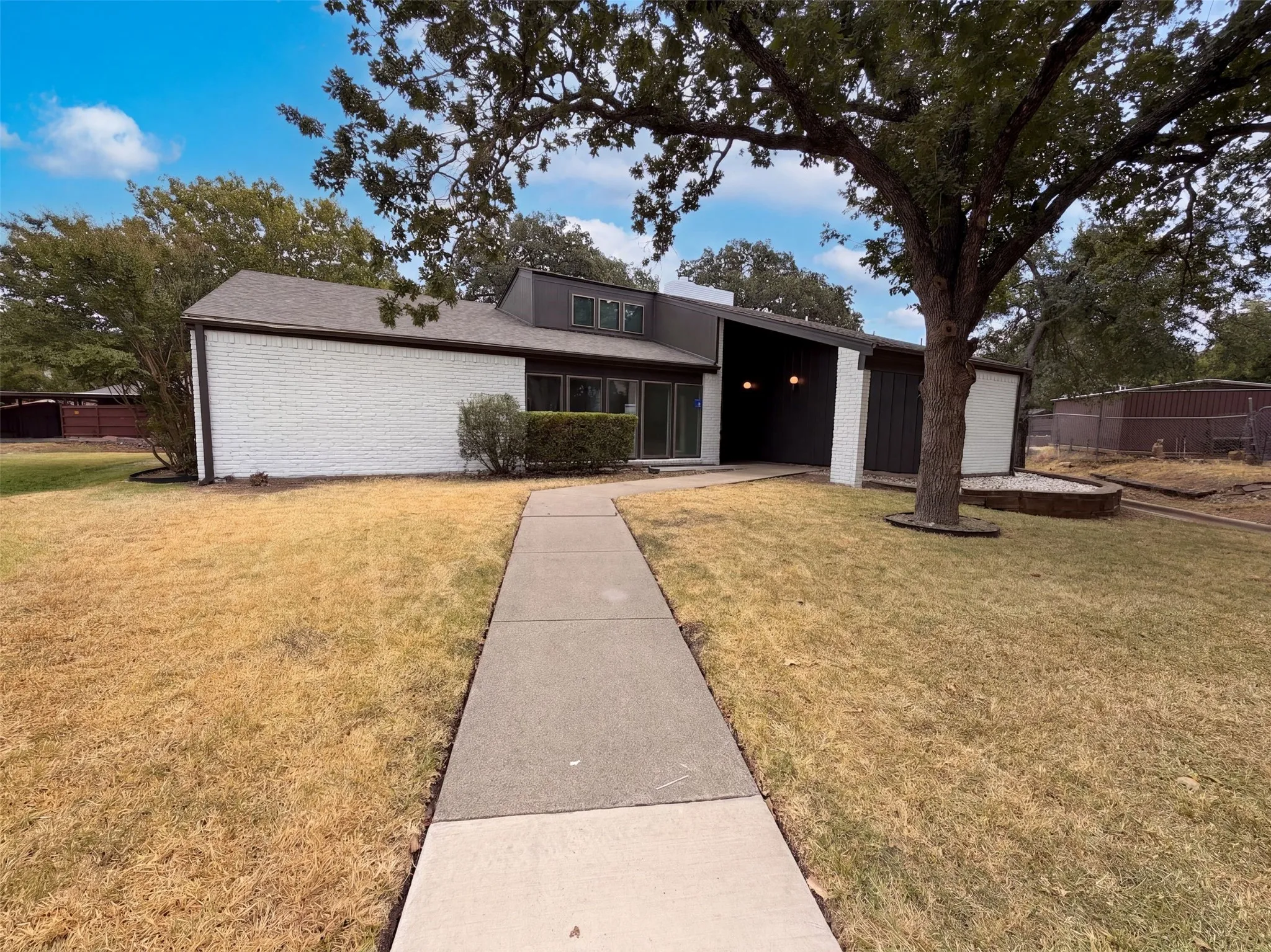 Single Family Residence For Sale in Denton County , 742 Hummingbird Circle, Lewisville, Texas 75067, 4 Bedroom, 3 Bathroom, 2 Garage spaces, 1,906 Sqft, built in 1975, mls#21372073, Real Estate Agent in Lewisville, Homes For Sale in Denton county, Homes For Sale in Lewisville, Realtor in Lewisville Texas, Real Estate Brokerage Independent Realty Texas, Luminita Cordes Realtor