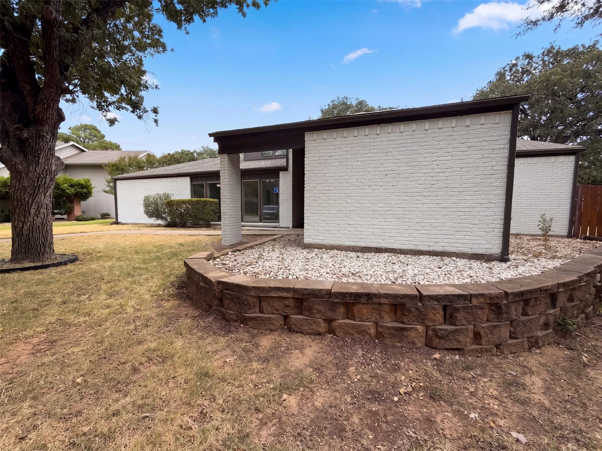 Single Family Residence For Sale in Denton County , 742 Hummingbird Circle, Lewisville, Texas 75067, 4 Bedroom, 3 Bathroom, 2 Garage spaces, 1,906 Sqft, built in 1975, mls#21372073, Real Estate Agent in Lewisville, Homes For Sale in Denton county, Homes For Sale in Lewisville, Realtor in Lewisville Texas, Real Estate Brokerage Independent Realty Texas, Luminita Cordes Realtor