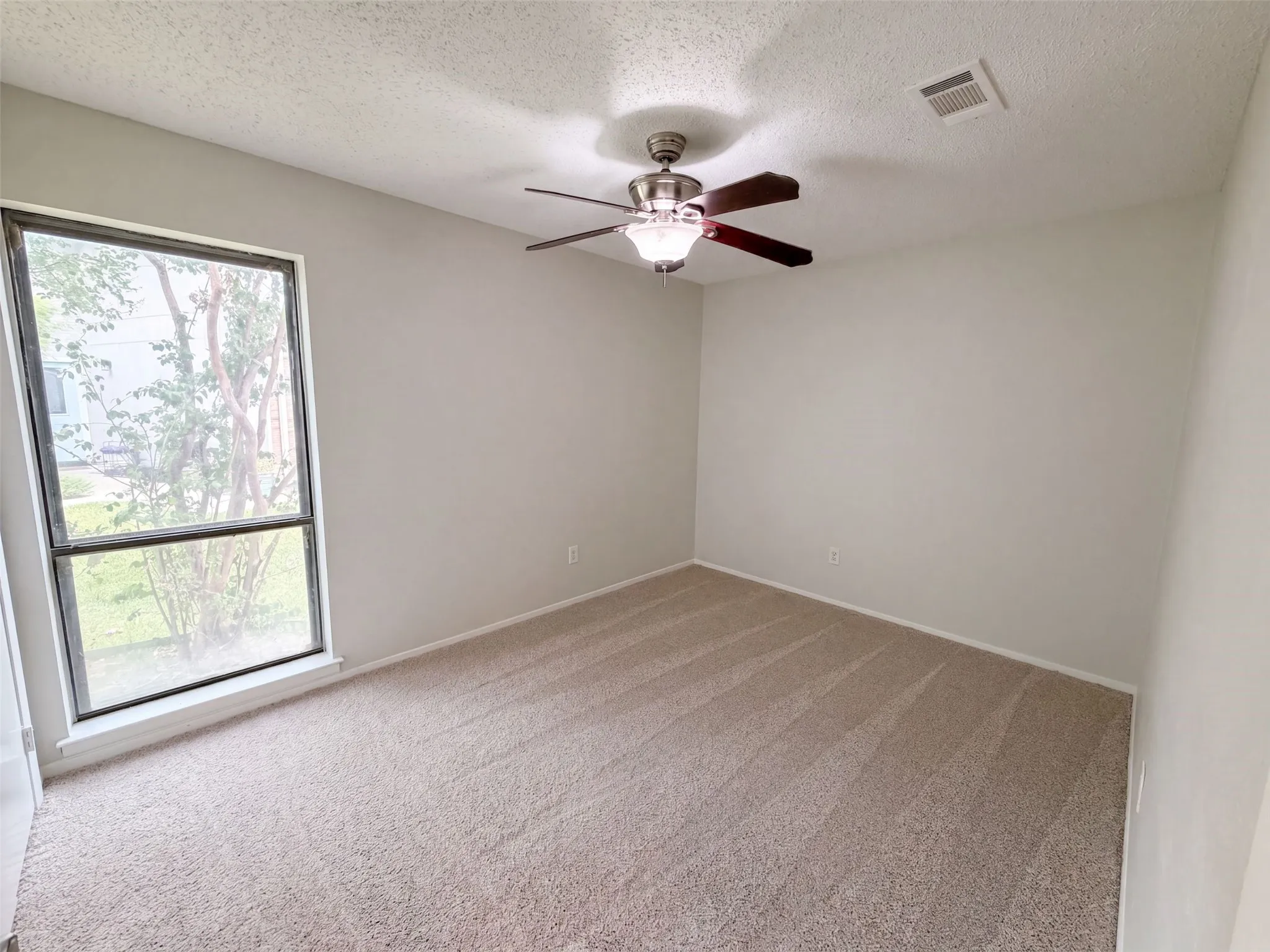 Single Family Residence For Sale in Denton County , 742 Hummingbird Circle, Lewisville, Texas 75067, 4 Bedroom, 3 Bathroom, 2 Garage spaces, 1,906 Sqft, built in 1975, mls#21372073, Real Estate Agent in Lewisville, Homes For Sale in Denton county, Homes For Sale in Lewisville, Realtor in Lewisville Texas, Real Estate Brokerage Independent Realty Texas, Luminita Cordes Realtor