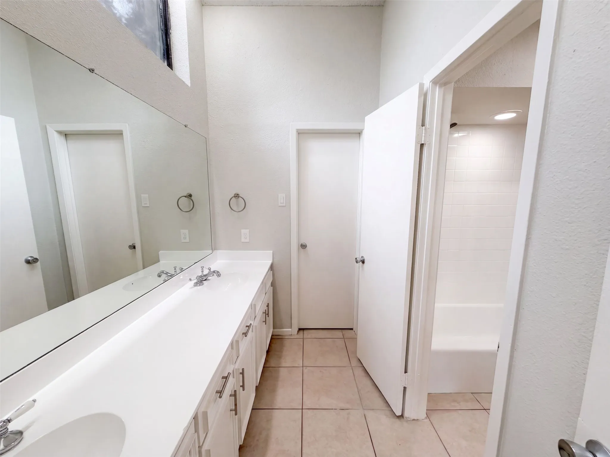 Single Family Residence For Sale in Denton County , 742 Hummingbird Circle, Lewisville, Texas 75067, 4 Bedroom, 3 Bathroom, 2 Garage spaces, 1,906 Sqft, built in 1975, mls#21372073, Real Estate Agent in Lewisville, Homes For Sale in Denton county, Homes For Sale in Lewisville, Realtor in Lewisville Texas, Real Estate Brokerage Independent Realty Texas, Luminita Cordes Realtor