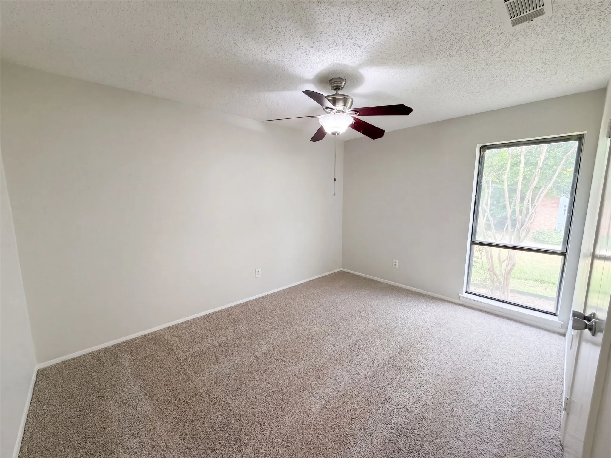 Single Family Residence For Sale in Denton County , 742 Hummingbird Circle, Lewisville, Texas 75067, 4 Bedroom, 3 Bathroom, 2 Garage spaces, 1,906 Sqft, built in 1975, mls#21372073, Real Estate Agent in Lewisville, Homes For Sale in Denton county, Homes For Sale in Lewisville, Realtor in Lewisville Texas, Real Estate Brokerage Independent Realty Texas, Luminita Cordes Realtor