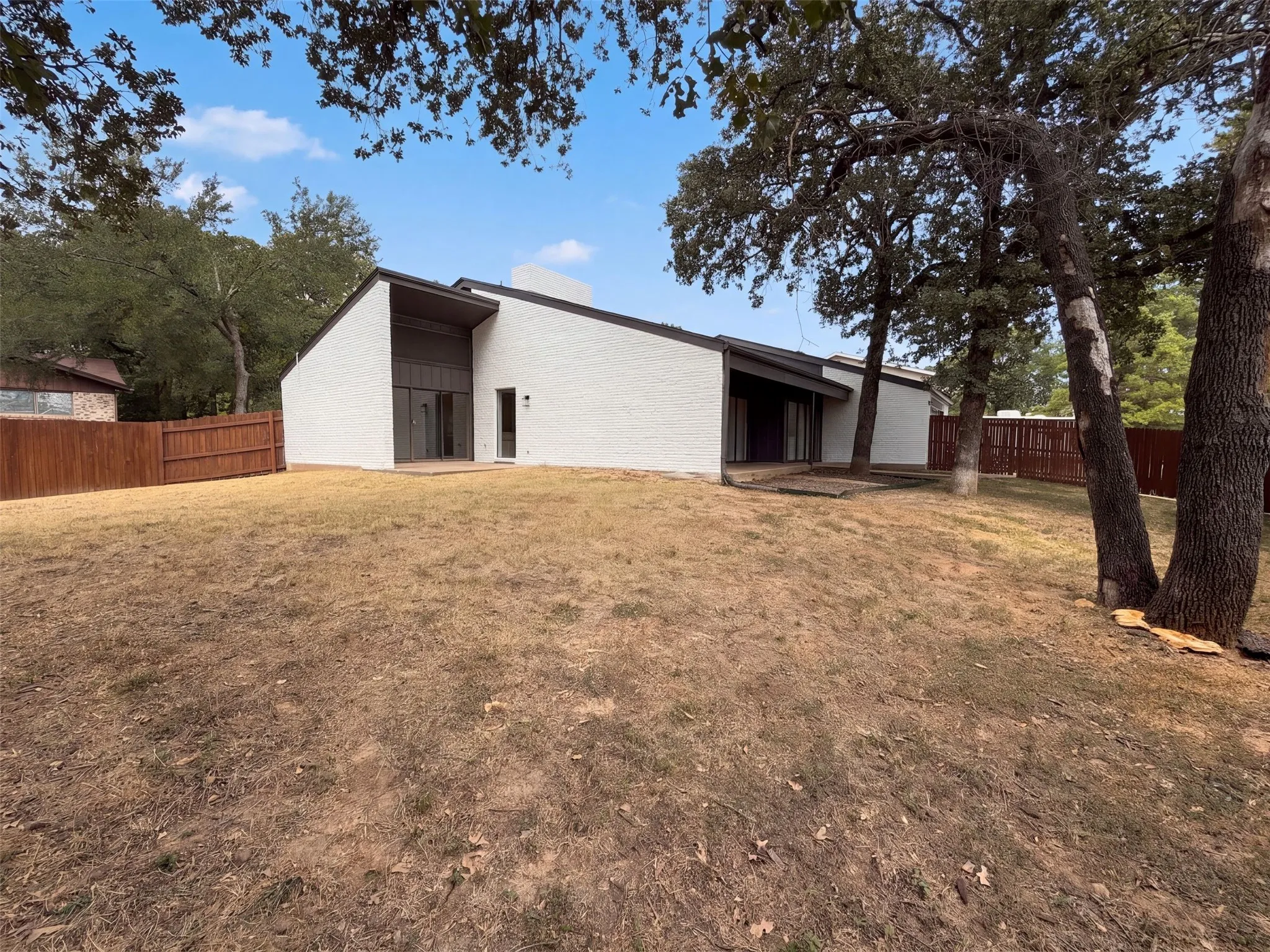Single Family Residence For Sale in Denton County , 742 Hummingbird Circle, Lewisville, Texas 75067, 4 Bedroom, 3 Bathroom, 2 Garage spaces, 1,906 Sqft, built in 1975, mls#21372073, Real Estate Agent in Lewisville, Homes For Sale in Denton county, Homes For Sale in Lewisville, Realtor in Lewisville Texas, Real Estate Brokerage Independent Realty Texas, Luminita Cordes Realtor