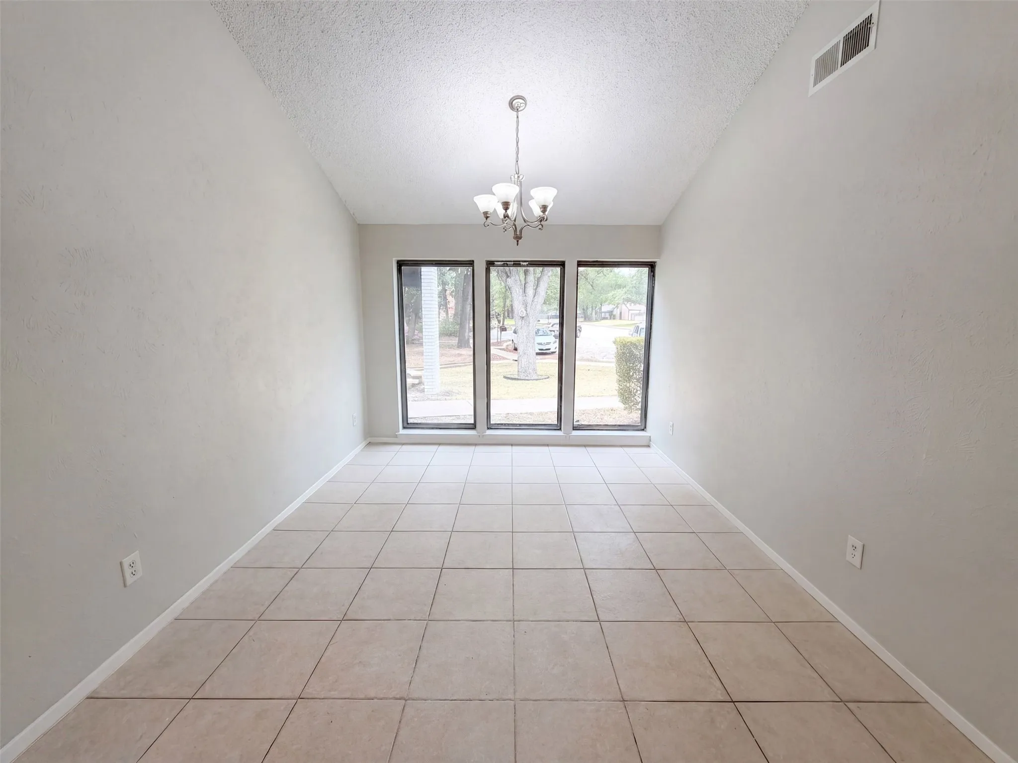 Single Family Residence For Sale in Denton County , 742 Hummingbird Circle, Lewisville, Texas 75067, 4 Bedroom, 3 Bathroom, 2 Garage spaces, 1,906 Sqft, built in 1975, mls#21372073, Real Estate Agent in Lewisville, Homes For Sale in Denton county, Homes For Sale in Lewisville, Realtor in Lewisville Texas, Real Estate Brokerage Independent Realty Texas, Luminita Cordes Realtor
