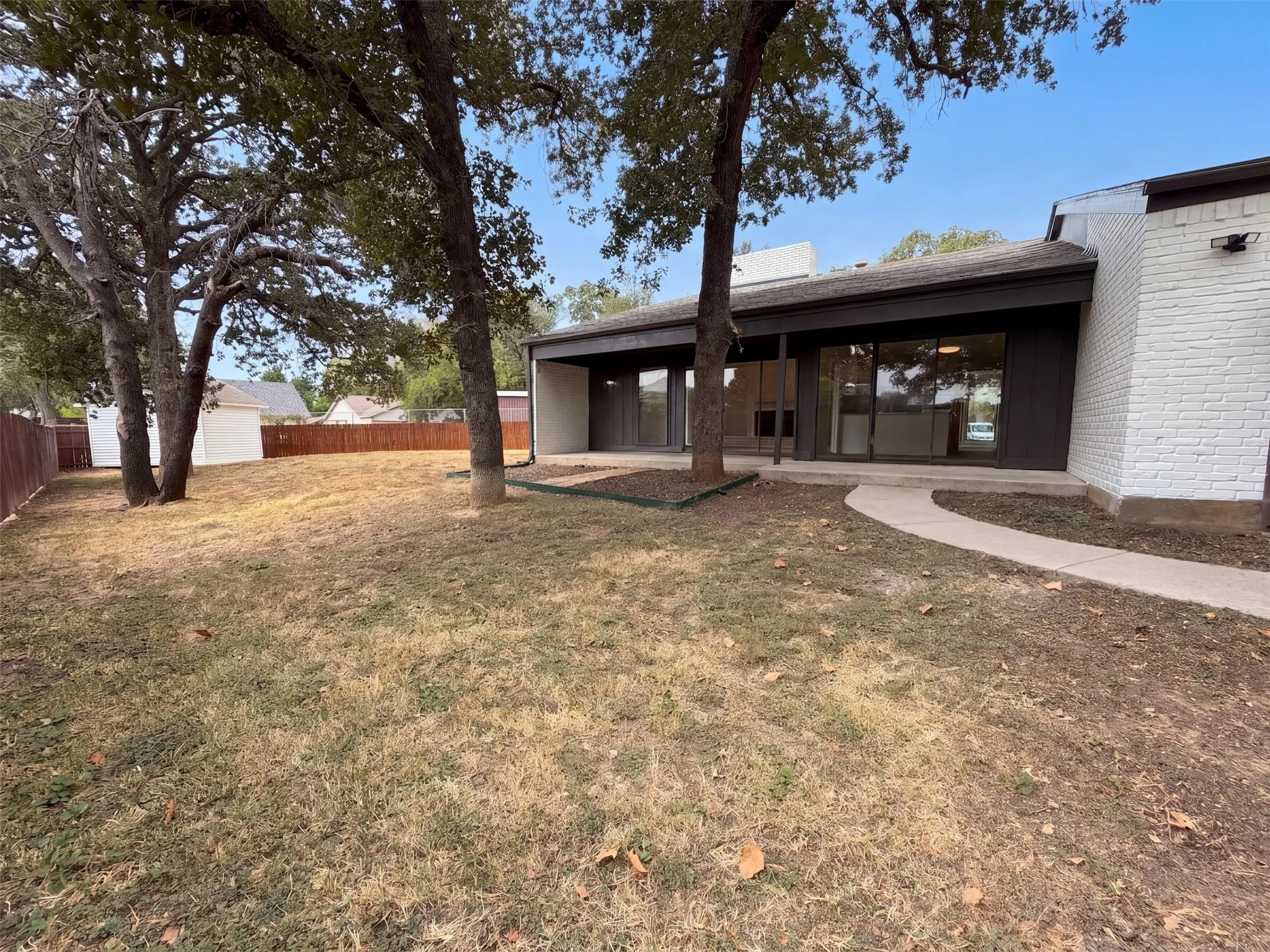 Single Family Residence For Sale in Denton County , 742 Hummingbird Circle, Lewisville, Texas 75067, 4 Bedroom, 3 Bathroom, 2 Garage spaces, 1,906 Sqft, built in 1975, mls#21372073, Real Estate Agent in Lewisville, Homes For Sale in Denton county, Homes For Sale in Lewisville, Realtor in Lewisville Texas, Real Estate Brokerage Independent Realty Texas, Luminita Cordes Realtor