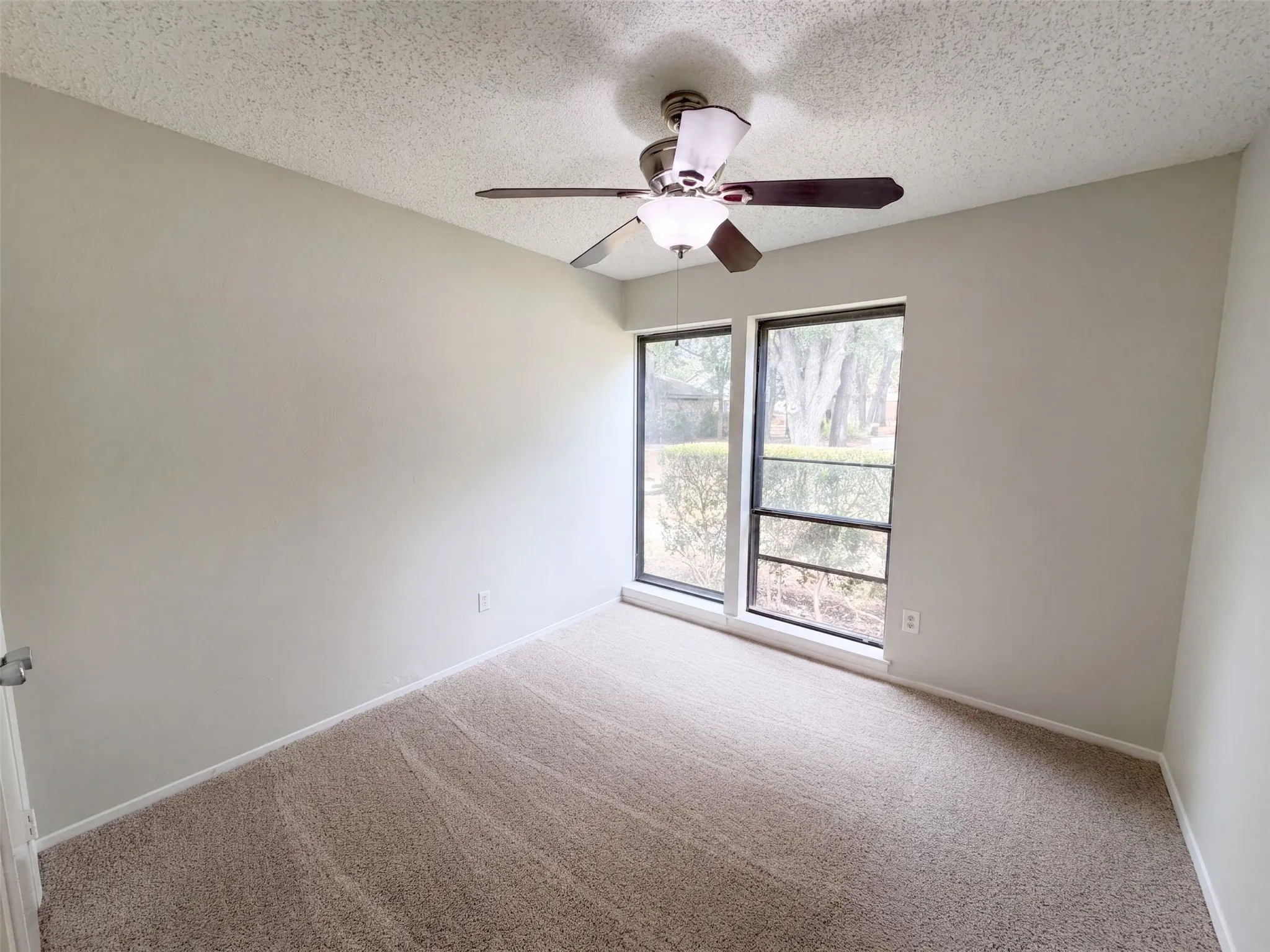 Single Family Residence For Sale in Denton County , 742 Hummingbird Circle, Lewisville, Texas 75067, 4 Bedroom, 3 Bathroom, 2 Garage spaces, 1,906 Sqft, built in 1975, mls#21372073, Real Estate Agent in Lewisville, Homes For Sale in Denton county, Homes For Sale in Lewisville, Realtor in Lewisville Texas, Real Estate Brokerage Independent Realty Texas, Luminita Cordes Realtor