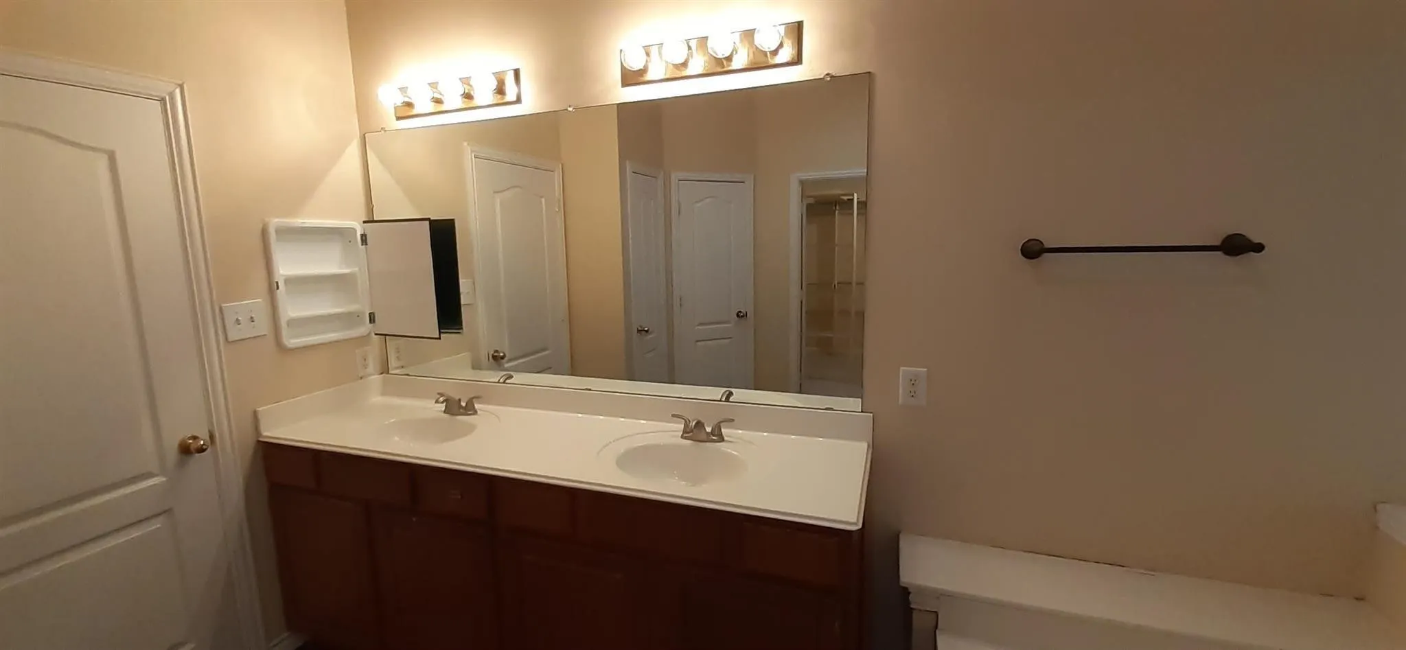 Dual vanity with integrated sinks and a large wall-mounted mirror