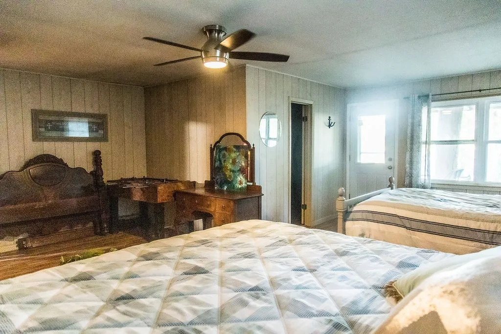 Single Family Residence For Sale in Wood County , 586 County Road 2298, Mineola, Texas 75773, 2 Bedroom, 2 Bathroom, Garage spaces, 1,250 Sqft, built in 1970, mls#21372085, Real Estate Agent in Mineola, Homes For Sale in Wood county, Homes For Sale in Mineola, Realtor in Mineola Texas, Real Estate Brokerage Independent Realty Texas, Luminita Cordes Realtor