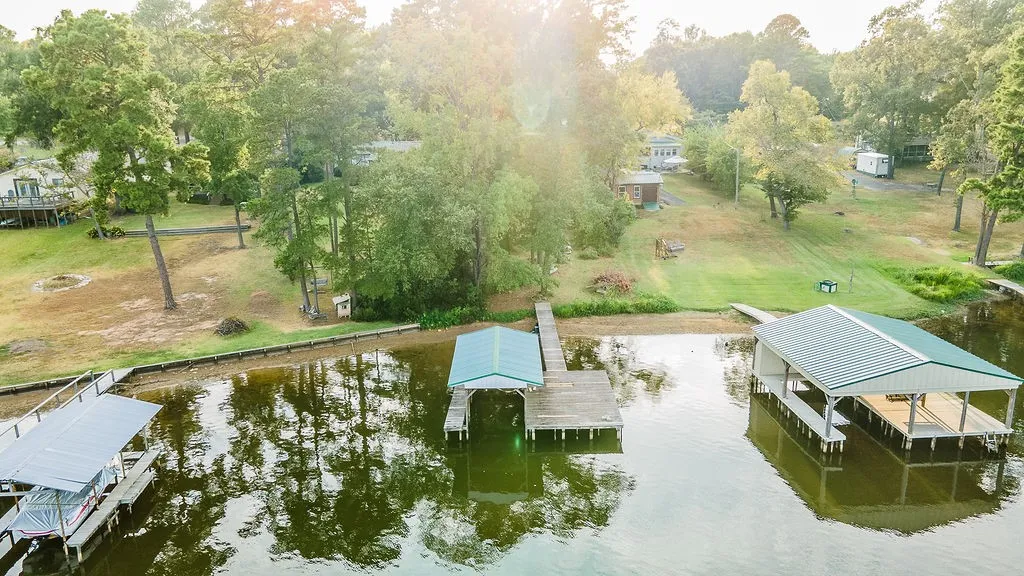 Single Family Residence For Sale in Wood County , 586 County Road 2298, Mineola, Texas 75773, 2 Bedroom, 2 Bathroom, Garage spaces, 1,250 Sqft, built in 1970, mls#21372085, Real Estate Agent in Mineola, Homes For Sale in Wood county, Homes For Sale in Mineola, Realtor in Mineola Texas, Real Estate Brokerage Independent Realty Texas, Luminita Cordes Realtor