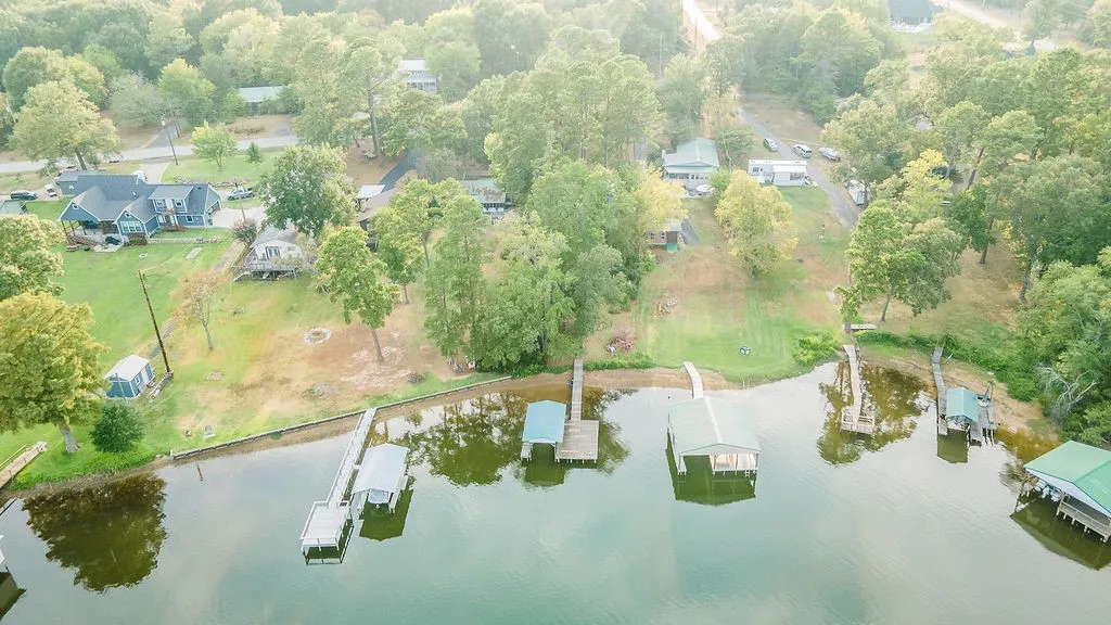 Single Family Residence For Sale in Wood County , 586 County Road 2298, Mineola, Texas 75773, 2 Bedroom, 2 Bathroom, Garage spaces, 1,250 Sqft, built in 1970, mls#21372085, Real Estate Agent in Mineola, Homes For Sale in Wood county, Homes For Sale in Mineola, Realtor in Mineola Texas, Real Estate Brokerage Independent Realty Texas, Luminita Cordes Realtor