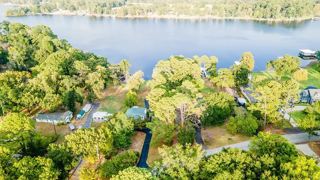 Single Family Residence For Sale in Wood County , 586 County Road 2298, Mineola, Texas 75773, 2 Bedroom, 2 Bathroom, Garage spaces, 1,250 Sqft, built in 1970, mls#21372085, Real Estate Agent in Mineola, Homes For Sale in Wood county, Homes For Sale in Mineola, Realtor in Mineola Texas, Real Estate Brokerage Independent Realty Texas, Luminita Cordes Realtor
