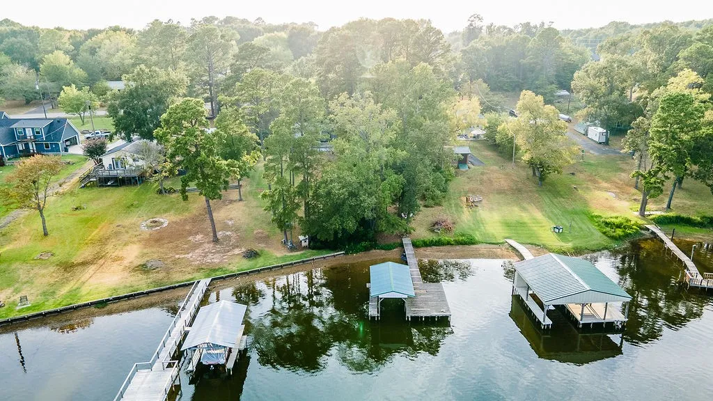 Single Family Residence For Sale in Wood County , 586 County Road 2298, Mineola, Texas 75773, 2 Bedroom, 2 Bathroom, Garage spaces, 1,250 Sqft, built in 1970, mls#21372085, Real Estate Agent in Mineola, Homes For Sale in Wood county, Homes For Sale in Mineola, Realtor in Mineola Texas, Real Estate Brokerage Independent Realty Texas, Luminita Cordes Realtor