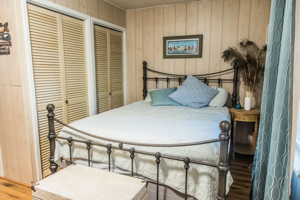 Single Family Residence For Sale in Wood County , 586 County Road 2298, Mineola, Texas 75773, 2 Bedroom, 2 Bathroom, Garage spaces, 1,250 Sqft, built in 1970, mls#21372085, Real Estate Agent in Mineola, Homes For Sale in Wood county, Homes For Sale in Mineola, Realtor in Mineola Texas, Real Estate Brokerage Independent Realty Texas, Luminita Cordes Realtor