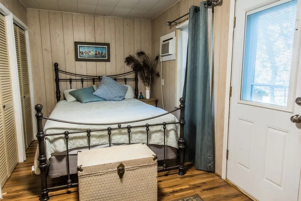 Single Family Residence For Sale in Wood County , 586 County Road 2298, Mineola, Texas 75773, 2 Bedroom, 2 Bathroom, Garage spaces, 1,250 Sqft, built in 1970, mls#21372085, Real Estate Agent in Mineola, Homes For Sale in Wood county, Homes For Sale in Mineola, Realtor in Mineola Texas, Real Estate Brokerage Independent Realty Texas, Luminita Cordes Realtor
