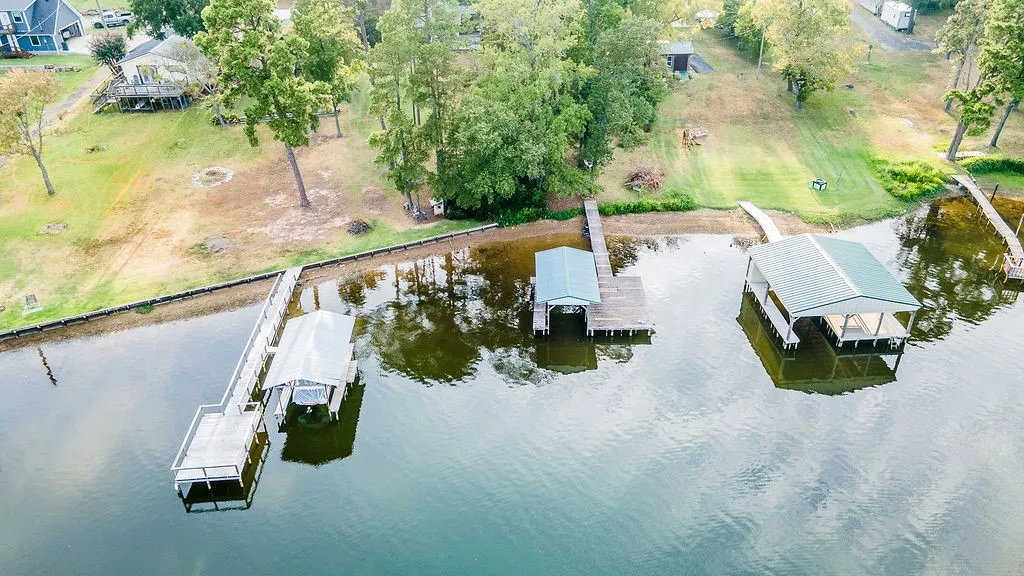 Single Family Residence For Sale in Wood County , 586 County Road 2298, Mineola, Texas 75773, 2 Bedroom, 2 Bathroom, Garage spaces, 1,250 Sqft, built in 1970, mls#21372085, Real Estate Agent in Mineola, Homes For Sale in Wood county, Homes For Sale in Mineola, Realtor in Mineola Texas, Real Estate Brokerage Independent Realty Texas, Luminita Cordes Realtor
