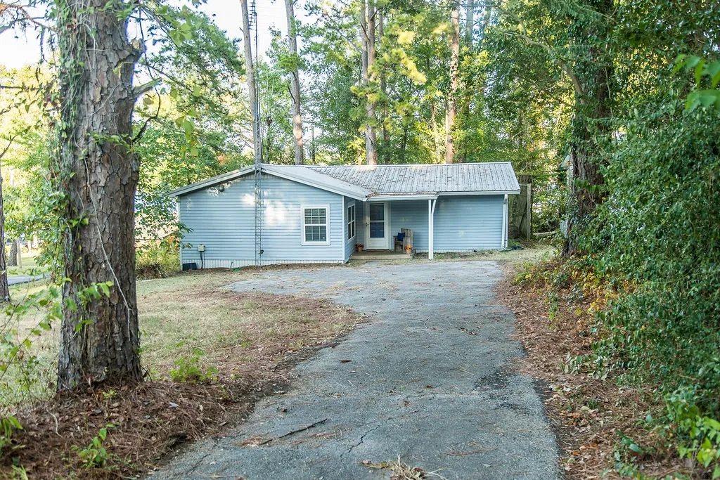 Single Family Residence For Sale in Wood County , 586 County Road 2298, Mineola, Texas 75773, 2 Bedroom, 2 Bathroom, Garage spaces, 1,250 Sqft, built in 1970, mls#21372085, Real Estate Agent in Mineola, Homes For Sale in Wood county, Homes For Sale in Mineola, Realtor in Mineola Texas, Real Estate Brokerage Independent Realty Texas, Luminita Cordes Realtor