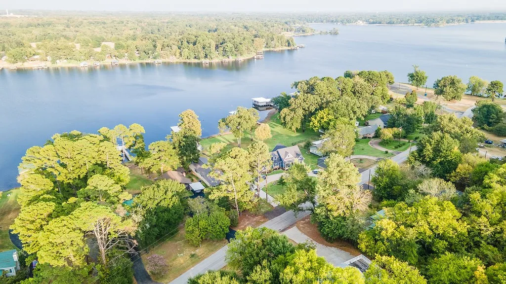 Single Family Residence For Sale in Wood County , 586 County Road 2298, Mineola, Texas 75773, 2 Bedroom, 2 Bathroom, Garage spaces, 1,250 Sqft, built in 1970, mls#21372085, Real Estate Agent in Mineola, Homes For Sale in Wood county, Homes For Sale in Mineola, Realtor in Mineola Texas, Real Estate Brokerage Independent Realty Texas, Luminita Cordes Realtor