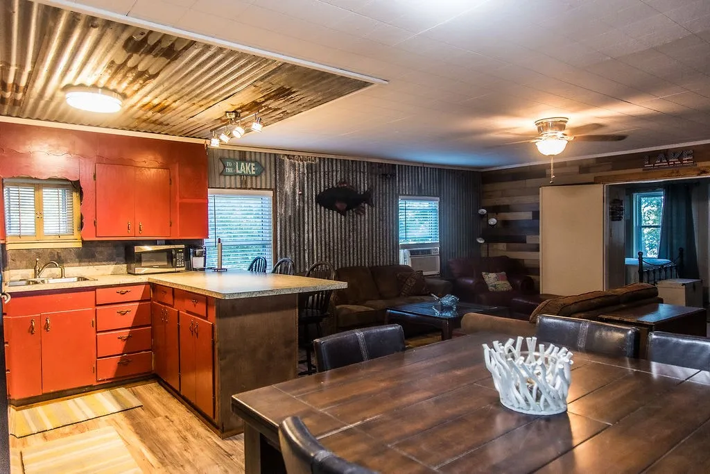 Single Family Residence For Sale in Wood County , 586 County Road 2298, Mineola, Texas 75773, 2 Bedroom, 2 Bathroom, Garage spaces, 1,250 Sqft, built in 1970, mls#21372085, Real Estate Agent in Mineola, Homes For Sale in Wood county, Homes For Sale in Mineola, Realtor in Mineola Texas, Real Estate Brokerage Independent Realty Texas, Luminita Cordes Realtor