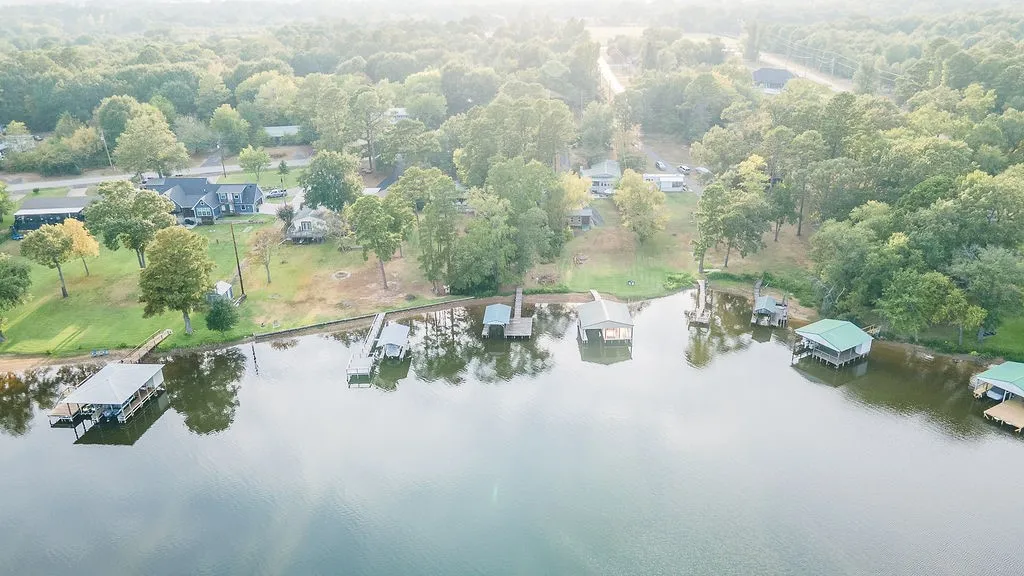 Single Family Residence For Sale in Wood County , 586 County Road 2298, Mineola, Texas 75773, 2 Bedroom, 2 Bathroom, Garage spaces, 1,250 Sqft, built in 1970, mls#21372085, Real Estate Agent in Mineola, Homes For Sale in Wood county, Homes For Sale in Mineola, Realtor in Mineola Texas, Real Estate Brokerage Independent Realty Texas, Luminita Cordes Realtor