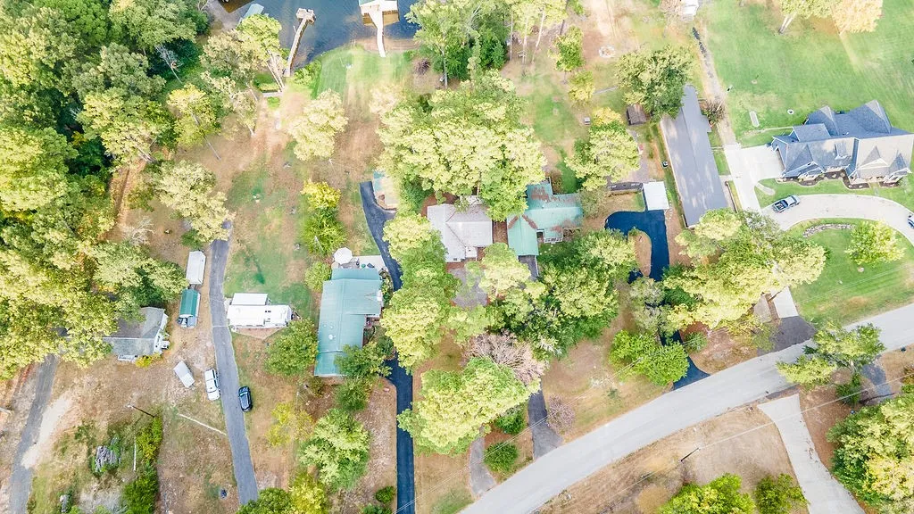 Single Family Residence For Sale in Wood County , 586 County Road 2298, Mineola, Texas 75773, 2 Bedroom, 2 Bathroom, Garage spaces, 1,250 Sqft, built in 1970, mls#21372085, Real Estate Agent in Mineola, Homes For Sale in Wood county, Homes For Sale in Mineola, Realtor in Mineola Texas, Real Estate Brokerage Independent Realty Texas, Luminita Cordes Realtor