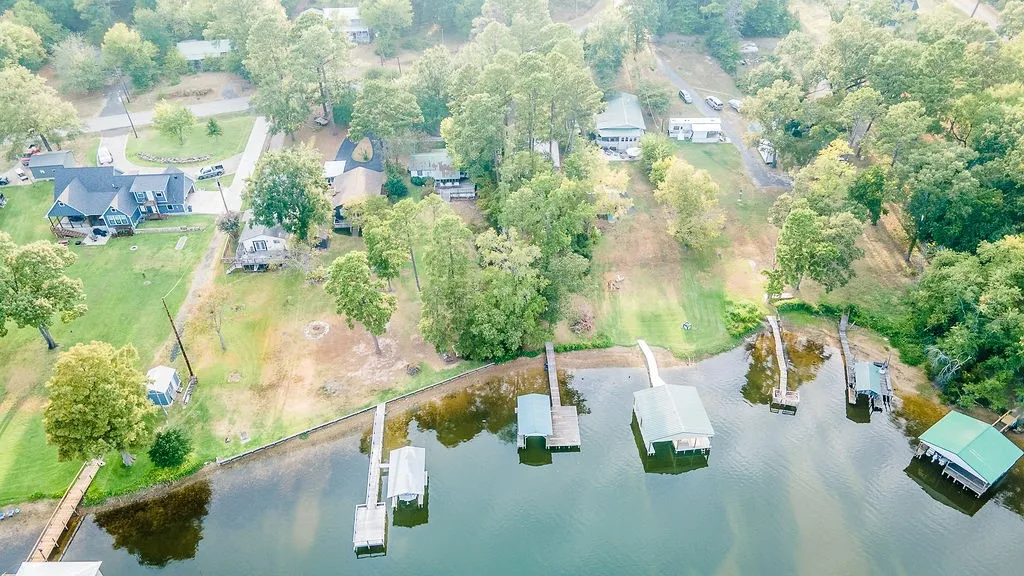 Single Family Residence For Sale in Wood County , 586 County Road 2298, Mineola, Texas 75773, 2 Bedroom, 2 Bathroom, Garage spaces, 1,250 Sqft, built in 1970, mls#21372085, Real Estate Agent in Mineola, Homes For Sale in Wood county, Homes For Sale in Mineola, Realtor in Mineola Texas, Real Estate Brokerage Independent Realty Texas, Luminita Cordes Realtor