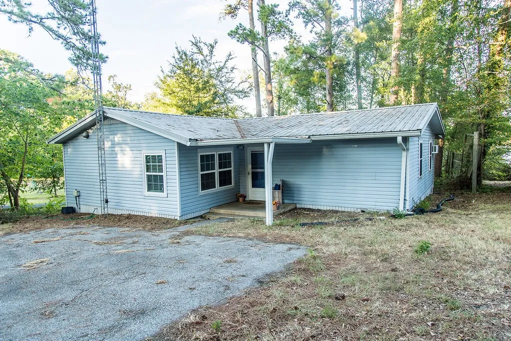 Single Family Residence For Sale in Wood County , 586 County Road 2298, Mineola, Texas 75773, 2 Bedroom, 2 Bathroom, Garage spaces, 1,250 Sqft, built in 1970, mls#21372085, Real Estate Agent in Mineola, Homes For Sale in Wood county, Homes For Sale in Mineola, Realtor in Mineola Texas, Real Estate Brokerage Independent Realty Texas, Luminita Cordes Realtor