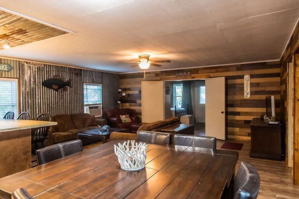 Single Family Residence For Sale in Wood County , 586 County Road 2298, Mineola, Texas 75773, 2 Bedroom, 2 Bathroom, Garage spaces, 1,250 Sqft, built in 1970, mls#21372085, Real Estate Agent in Mineola, Homes For Sale in Wood county, Homes For Sale in Mineola, Realtor in Mineola Texas, Real Estate Brokerage Independent Realty Texas, Luminita Cordes Realtor