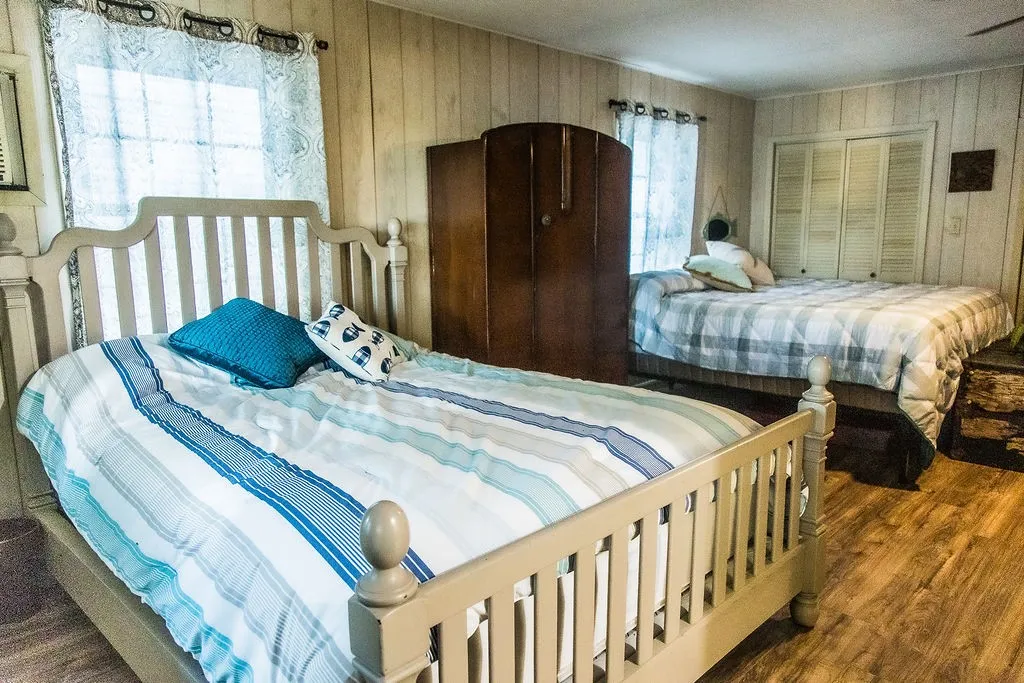 Single Family Residence For Sale in Wood County , 586 County Road 2298, Mineola, Texas 75773, 2 Bedroom, 2 Bathroom, Garage spaces, 1,250 Sqft, built in 1970, mls#21372085, Real Estate Agent in Mineola, Homes For Sale in Wood county, Homes For Sale in Mineola, Realtor in Mineola Texas, Real Estate Brokerage Independent Realty Texas, Luminita Cordes Realtor
