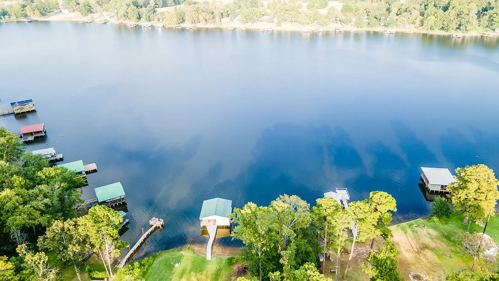 Single Family Residence For Sale in Wood County , 586 County Road 2298, Mineola, Texas 75773, 2 Bedroom, 2 Bathroom, Garage spaces, 1,250 Sqft, built in 1970, mls#21372085, Real Estate Agent in Mineola, Homes For Sale in Wood county, Homes For Sale in Mineola, Realtor in Mineola Texas, Real Estate Brokerage Independent Realty Texas, Luminita Cordes Realtor