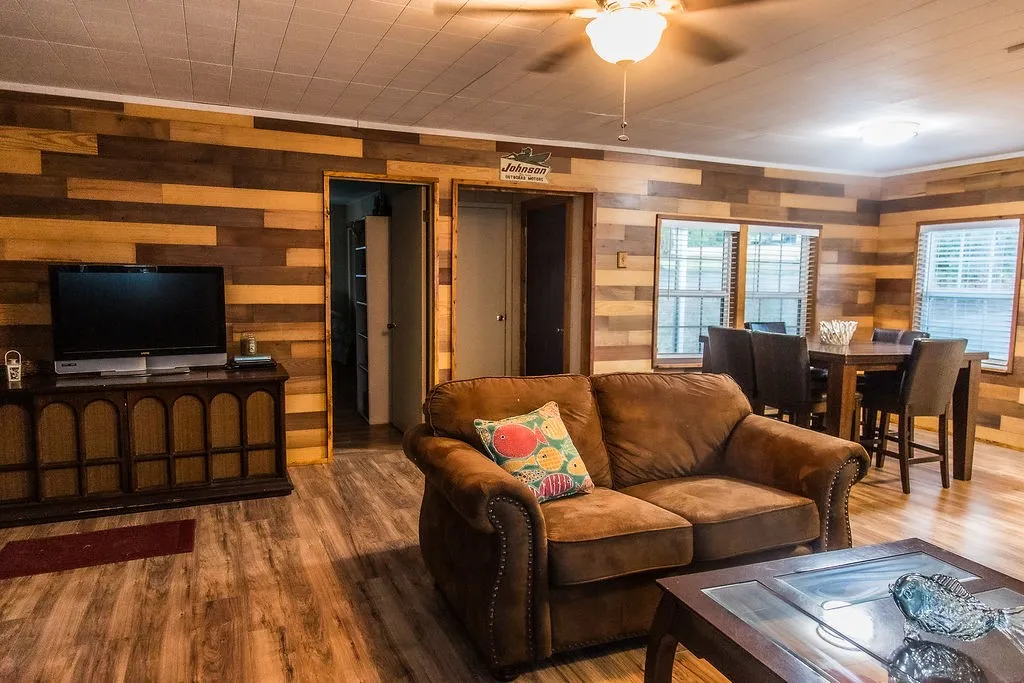 Single Family Residence For Sale in Wood County , 586 County Road 2298, Mineola, Texas 75773, 2 Bedroom, 2 Bathroom, Garage spaces, 1,250 Sqft, built in 1970, mls#21372085, Real Estate Agent in Mineola, Homes For Sale in Wood county, Homes For Sale in Mineola, Realtor in Mineola Texas, Real Estate Brokerage Independent Realty Texas, Luminita Cordes Realtor