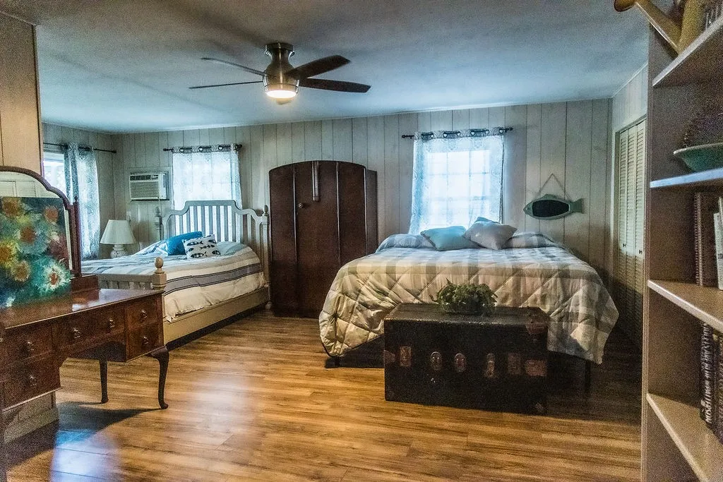 Single Family Residence For Sale in Wood County , 586 County Road 2298, Mineola, Texas 75773, 2 Bedroom, 2 Bathroom, Garage spaces, 1,250 Sqft, built in 1970, mls#21372085, Real Estate Agent in Mineola, Homes For Sale in Wood county, Homes For Sale in Mineola, Realtor in Mineola Texas, Real Estate Brokerage Independent Realty Texas, Luminita Cordes Realtor