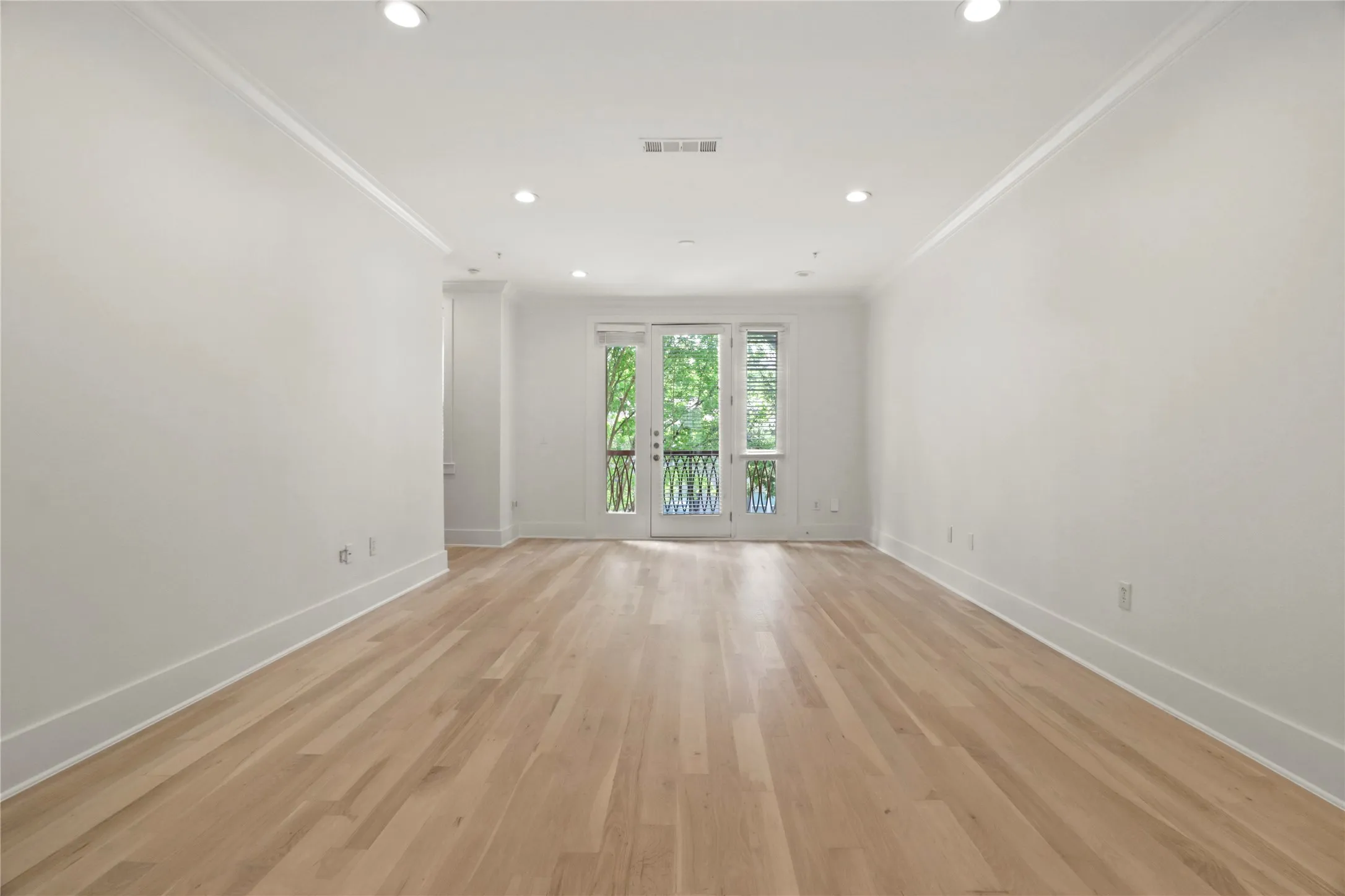 Townhouse For Rent in Dallas County , 6346 Oriole Drive, Dallas, Texas 75209, 3 Bedroom, 4 Bathroom, 2 Garage spaces, 1,948 Sqft, built in 2006, mls#21372086, Real Estate Agent in Dallas, Homes For Rent in Dallas county, Homes For Rent in Dallas, Realtor in Dallas Texas, Real Estate Brokerage Independent Realty Texas, Luminita Cordes Realtor