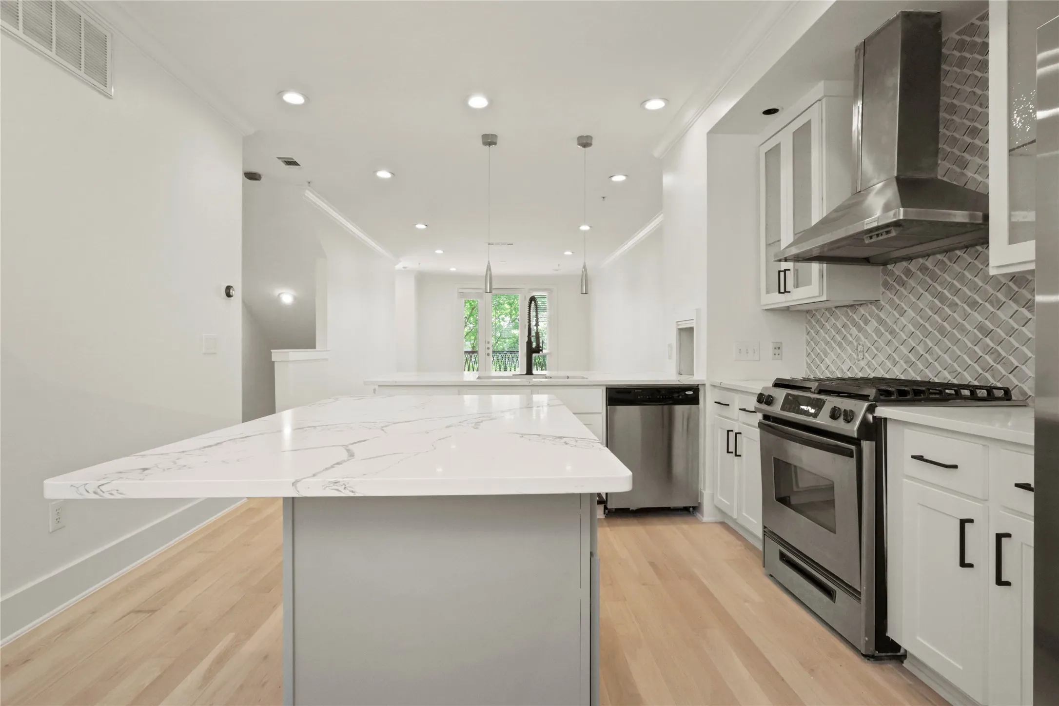 Townhouse For Rent in Dallas County , 6346 Oriole Drive, Dallas, Texas 75209, 3 Bedroom, 4 Bathroom, 2 Garage spaces, 1,948 Sqft, built in 2006, mls#21372086, Real Estate Agent in Dallas, Homes For Rent in Dallas county, Homes For Rent in Dallas, Realtor in Dallas Texas, Real Estate Brokerage Independent Realty Texas, Luminita Cordes Realtor