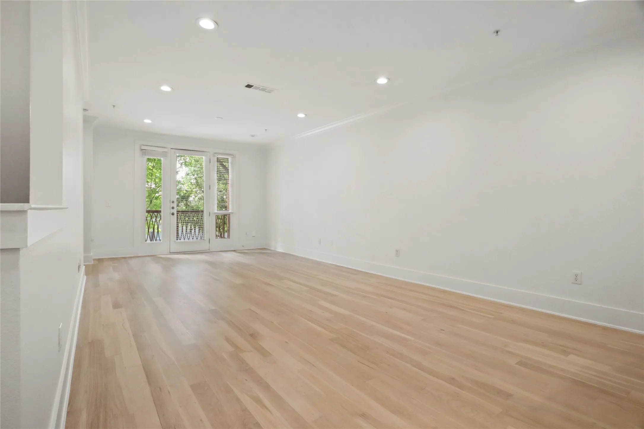 Townhouse For Rent in Dallas County , 6346 Oriole Drive, Dallas, Texas 75209, 3 Bedroom, 4 Bathroom, 2 Garage spaces, 1,948 Sqft, built in 2006, mls#21372086, Real Estate Agent in Dallas, Homes For Rent in Dallas county, Homes For Rent in Dallas, Realtor in Dallas Texas, Real Estate Brokerage Independent Realty Texas, Luminita Cordes Realtor