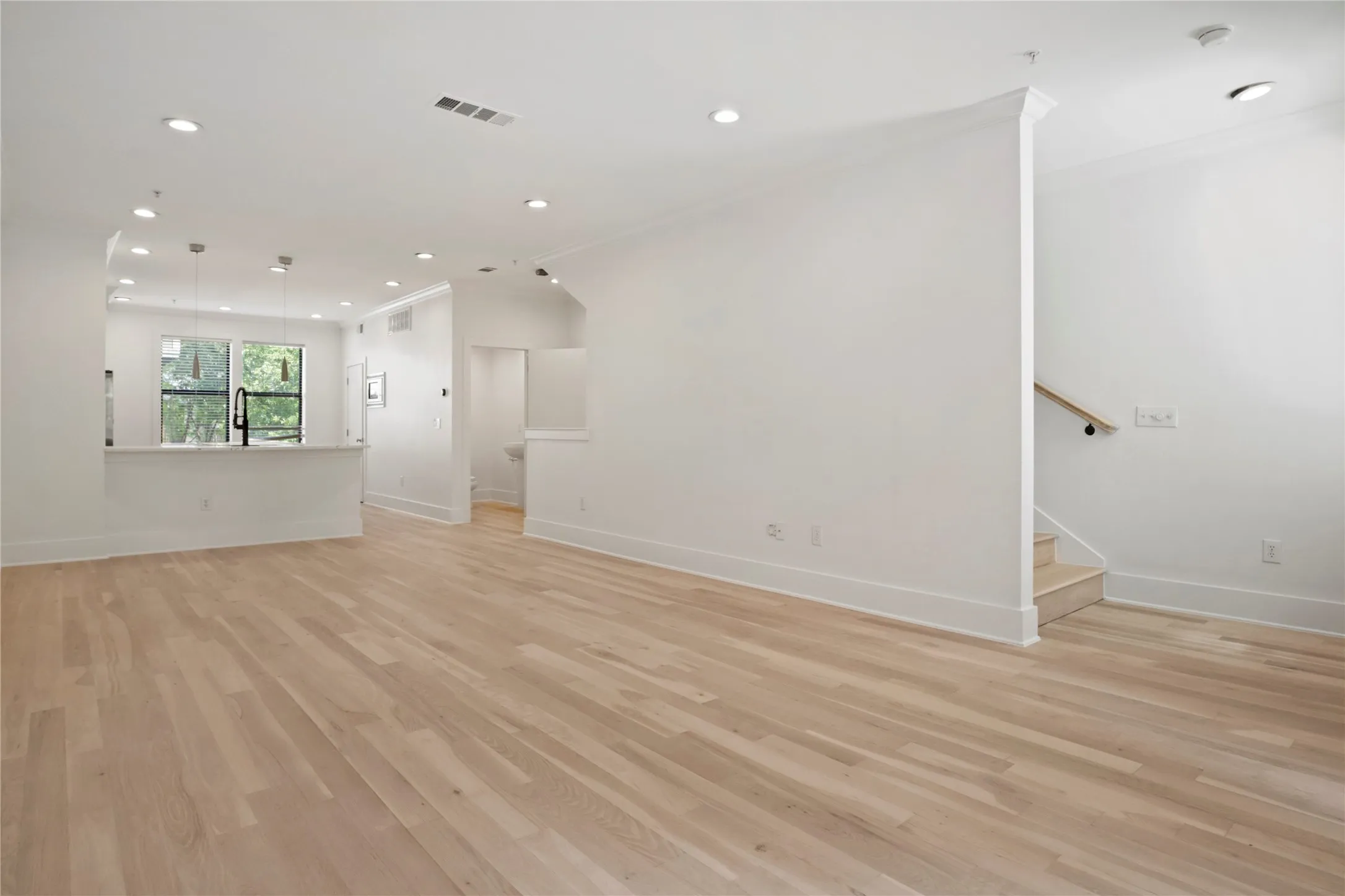 Townhouse For Rent in Dallas County , 6346 Oriole Drive, Dallas, Texas 75209, 3 Bedroom, 4 Bathroom, 2 Garage spaces, 1,948 Sqft, built in 2006, mls#21372086, Real Estate Agent in Dallas, Homes For Rent in Dallas county, Homes For Rent in Dallas, Realtor in Dallas Texas, Real Estate Brokerage Independent Realty Texas, Luminita Cordes Realtor