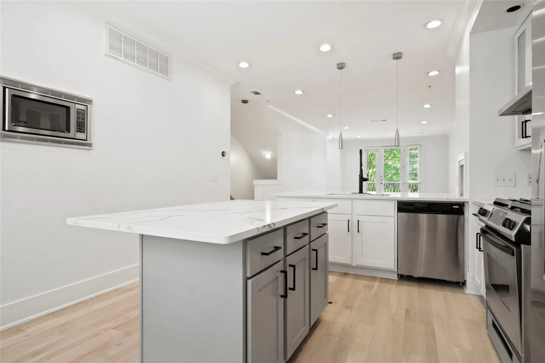 Townhouse For Rent in Dallas County , 6346 Oriole Drive, Dallas, Texas 75209, 3 Bedroom, 4 Bathroom, 2 Garage spaces, 1,948 Sqft, built in 2006, mls#21372086, Real Estate Agent in Dallas, Homes For Rent in Dallas county, Homes For Rent in Dallas, Realtor in Dallas Texas, Real Estate Brokerage Independent Realty Texas, Luminita Cordes Realtor
