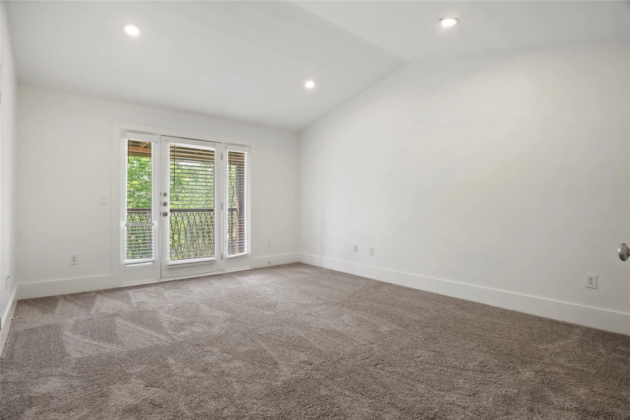 Townhouse For Rent in Dallas County , 6346 Oriole Drive, Dallas, Texas 75209, 3 Bedroom, 4 Bathroom, 2 Garage spaces, 1,948 Sqft, built in 2006, mls#21372086, Real Estate Agent in Dallas, Homes For Rent in Dallas county, Homes For Rent in Dallas, Realtor in Dallas Texas, Real Estate Brokerage Independent Realty Texas, Luminita Cordes Realtor