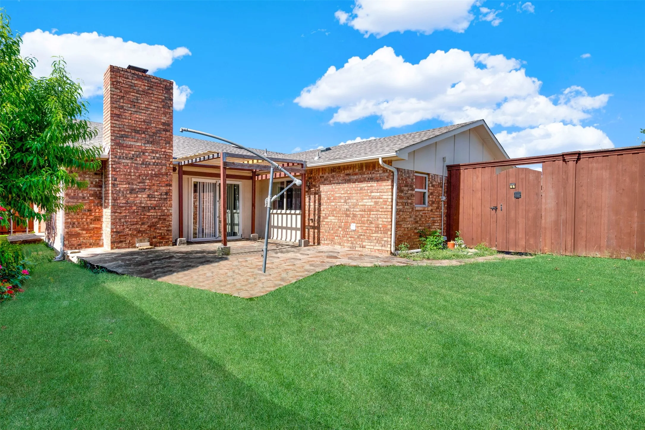 Single Family Residence For Rent in Collin County , 925 Lombardy Drive, Plano, Texas 75023, 3 Bedroom, 3 Bathroom, 2 Garage spaces, 2,155 Sqft, built in 1979, mls#21362813, Real Estate Agent in Plano, Homes For Rent in Collin county, Homes For Rent in Plano, Realtor in Plano Texas, Real Estate Brokerage Independent Realty Texas, Luminita Cordes Realtor