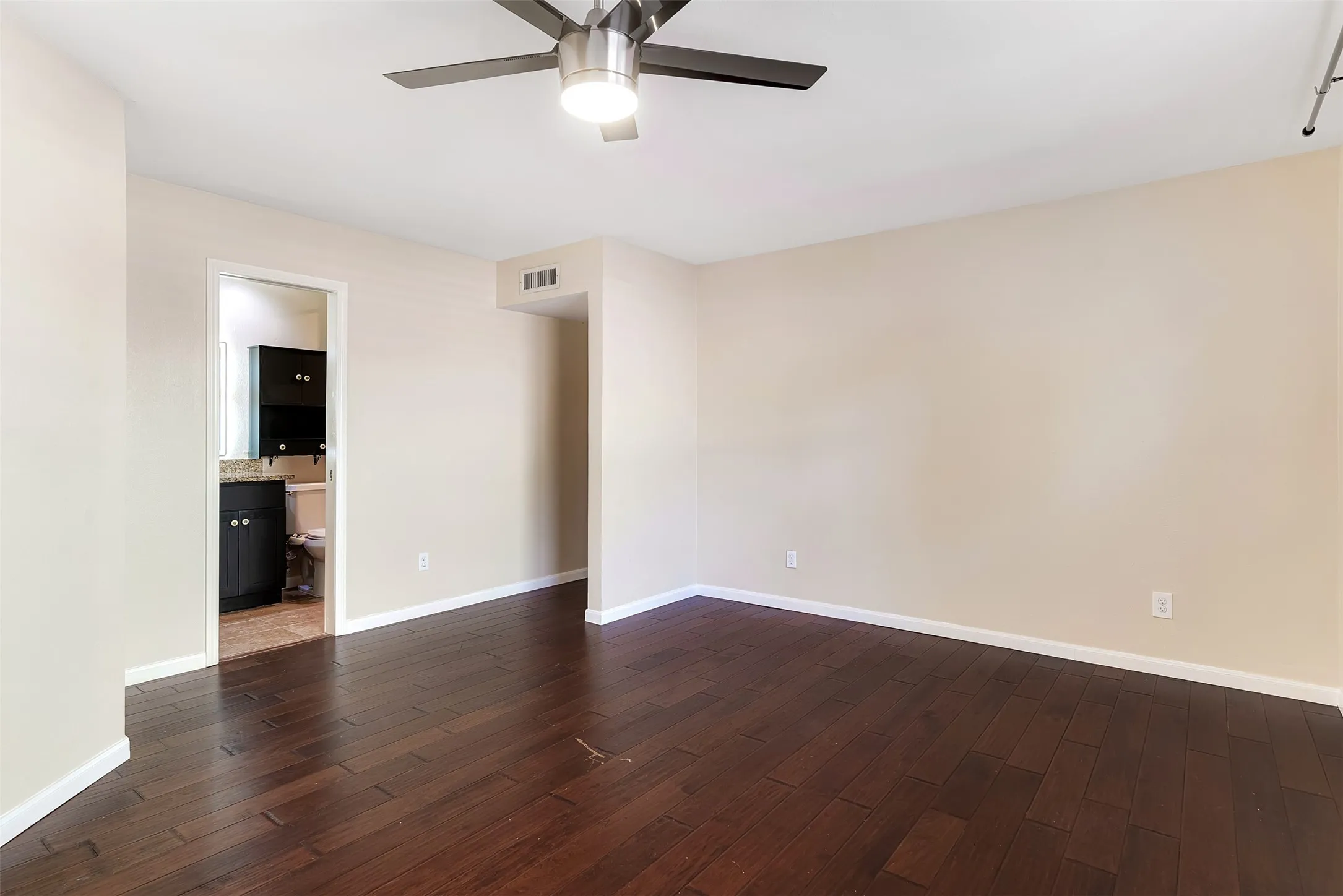 Single Family Residence For Rent in Collin County , 925 Lombardy Drive, Plano, Texas 75023, 3 Bedroom, 3 Bathroom, 2 Garage spaces, 2,155 Sqft, built in 1979, mls#21362813, Real Estate Agent in Plano, Homes For Rent in Collin county, Homes For Rent in Plano, Realtor in Plano Texas, Real Estate Brokerage Independent Realty Texas, Luminita Cordes Realtor