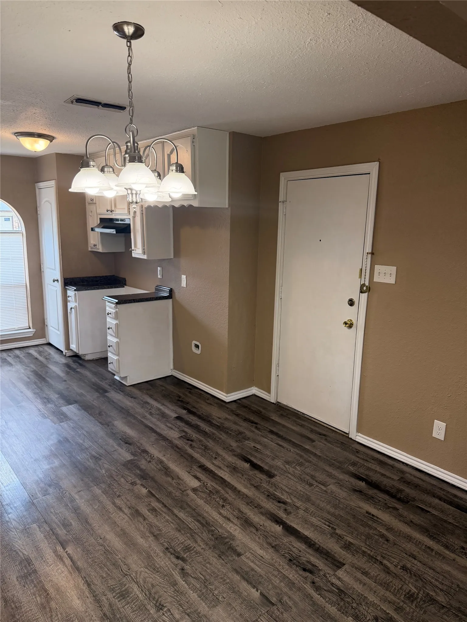 Single Family Residence For Rent in Tarrant County , 6605 Kitty Drive, Watauga, Texas 76148, 3 Bedroom, 2 Bathroom, 2 Garage spaces, 1,246 Sqft, built in 1975, mls#21372089, Real Estate Agent in Watauga, Homes For Rent in Tarrant county, Homes For Rent in Watauga, Realtor in Watauga Texas, Real Estate Brokerage Independent Realty Texas, Luminita Cordes Realtor