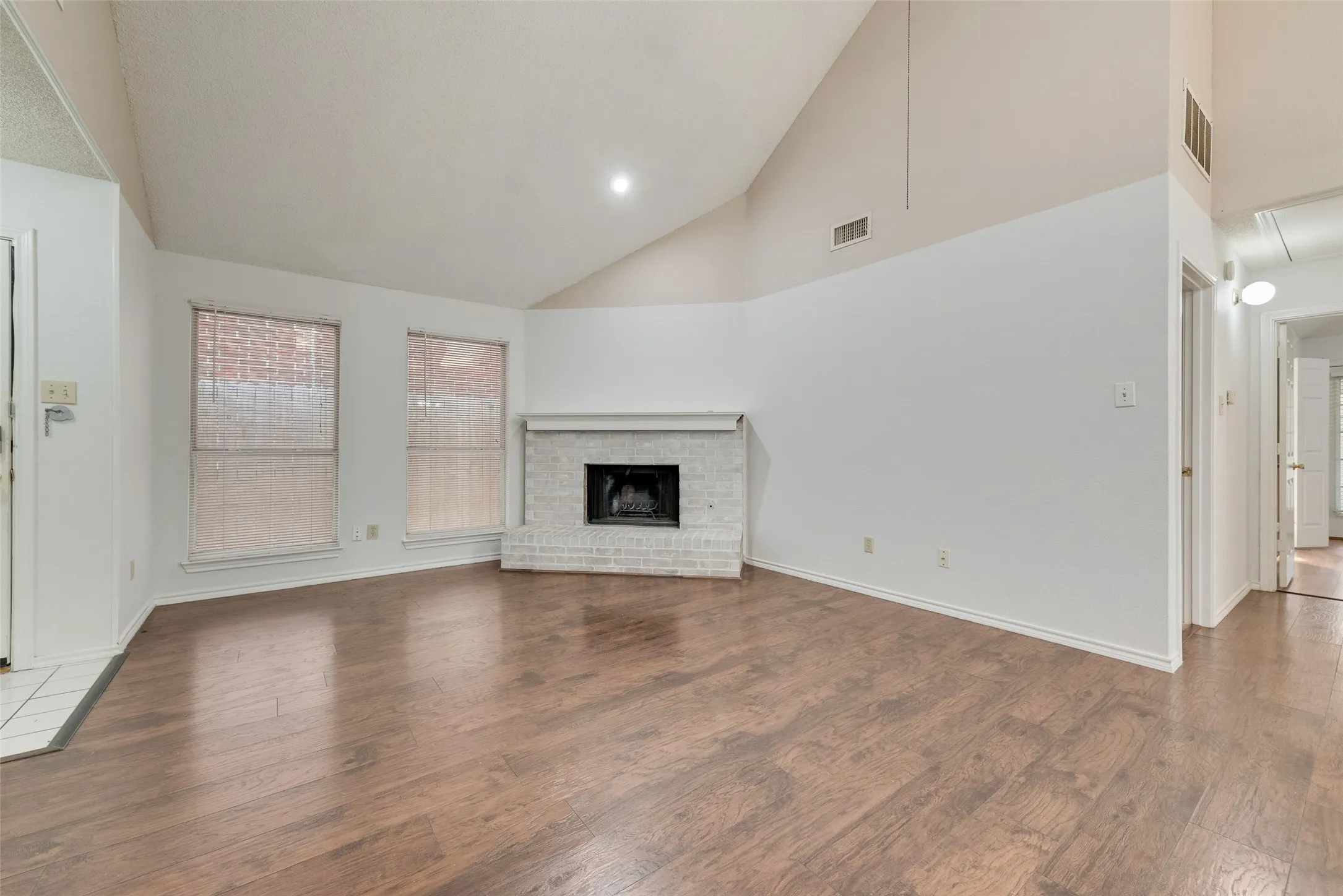 Single Family Residence For Rent in Dallas County , 465 El Rio Drive, Mesquite, Texas 75150, 3 Bedroom, 2 Bathroom, 2 Garage spaces, 1,384 Sqft, built in 1997, mls#21371668, Real Estate Agent in Mesquite, Homes For Rent in Dallas county, Homes For Rent in Mesquite, Realtor in Mesquite Texas, Real Estate Brokerage Independent Realty Texas, Luminita Cordes Realtor