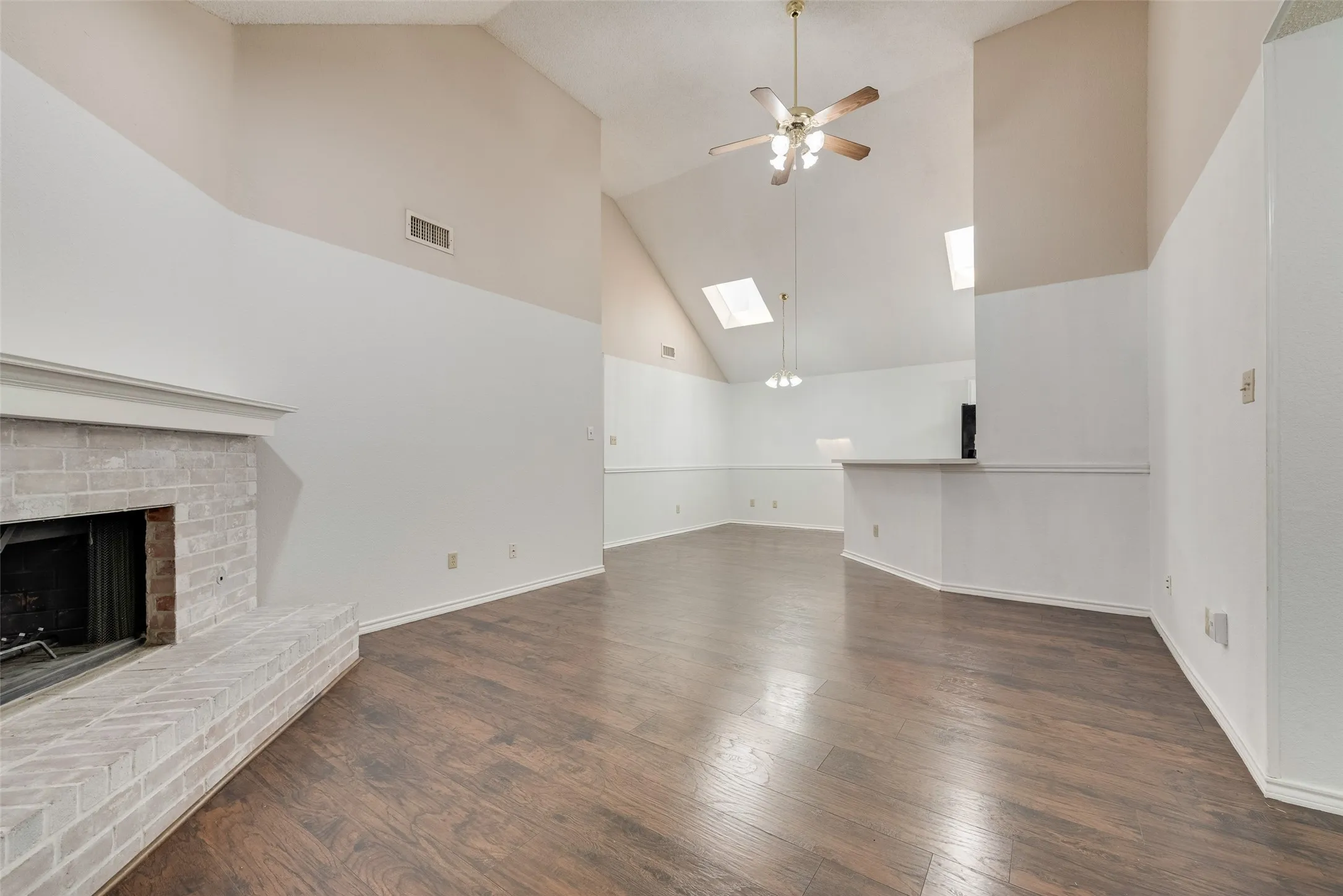 Single Family Residence For Rent in Dallas County , 465 El Rio Drive, Mesquite, Texas 75150, 3 Bedroom, 2 Bathroom, 2 Garage spaces, 1,384 Sqft, built in 1997, mls#21371668, Real Estate Agent in Mesquite, Homes For Rent in Dallas county, Homes For Rent in Mesquite, Realtor in Mesquite Texas, Real Estate Brokerage Independent Realty Texas, Luminita Cordes Realtor