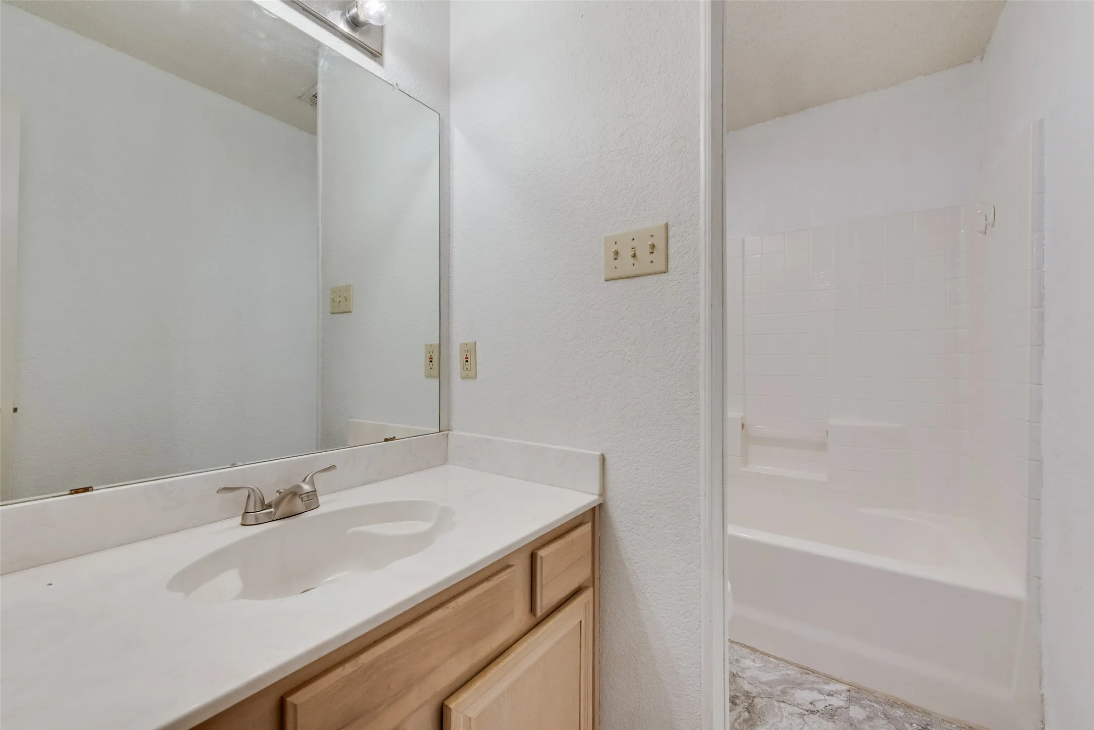 Single Family Residence For Rent in Dallas County , 465 El Rio Drive, Mesquite, Texas 75150, 3 Bedroom, 2 Bathroom, 2 Garage spaces, 1,384 Sqft, built in 1997, mls#21371668, Real Estate Agent in Mesquite, Homes For Rent in Dallas county, Homes For Rent in Mesquite, Realtor in Mesquite Texas, Real Estate Brokerage Independent Realty Texas, Luminita Cordes Realtor