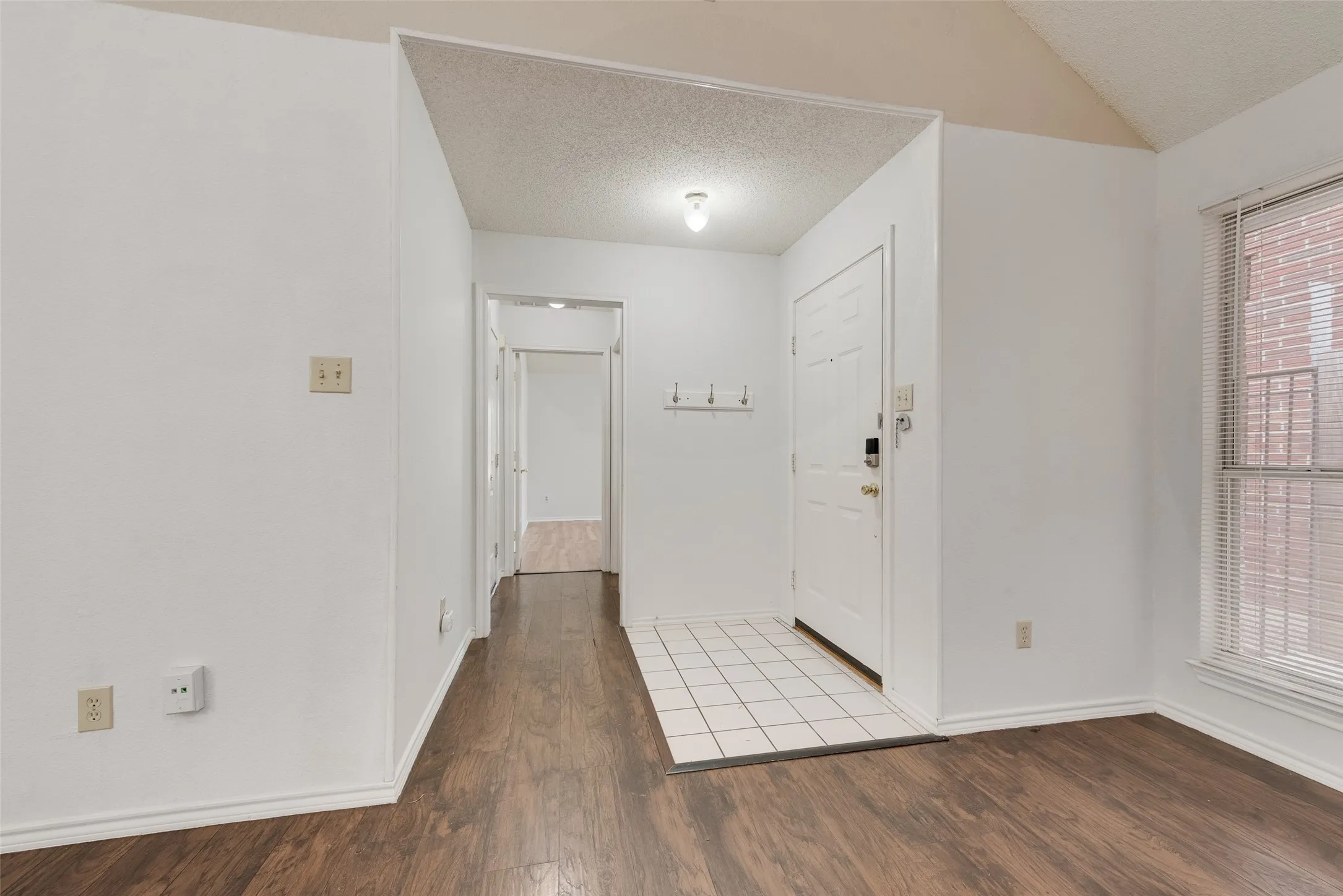Single Family Residence For Rent in Dallas County , 465 El Rio Drive, Mesquite, Texas 75150, 3 Bedroom, 2 Bathroom, 2 Garage spaces, 1,384 Sqft, built in 1997, mls#21371668, Real Estate Agent in Mesquite, Homes For Rent in Dallas county, Homes For Rent in Mesquite, Realtor in Mesquite Texas, Real Estate Brokerage Independent Realty Texas, Luminita Cordes Realtor