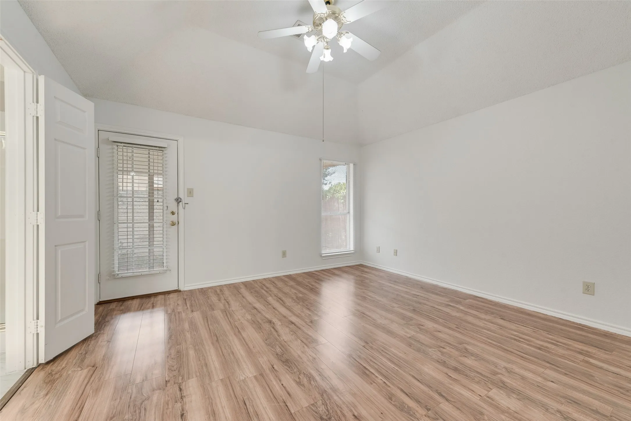 Single Family Residence For Rent in Dallas County , 465 El Rio Drive, Mesquite, Texas 75150, 3 Bedroom, 2 Bathroom, 2 Garage spaces, 1,384 Sqft, built in 1997, mls#21371668, Real Estate Agent in Mesquite, Homes For Rent in Dallas county, Homes For Rent in Mesquite, Realtor in Mesquite Texas, Real Estate Brokerage Independent Realty Texas, Luminita Cordes Realtor