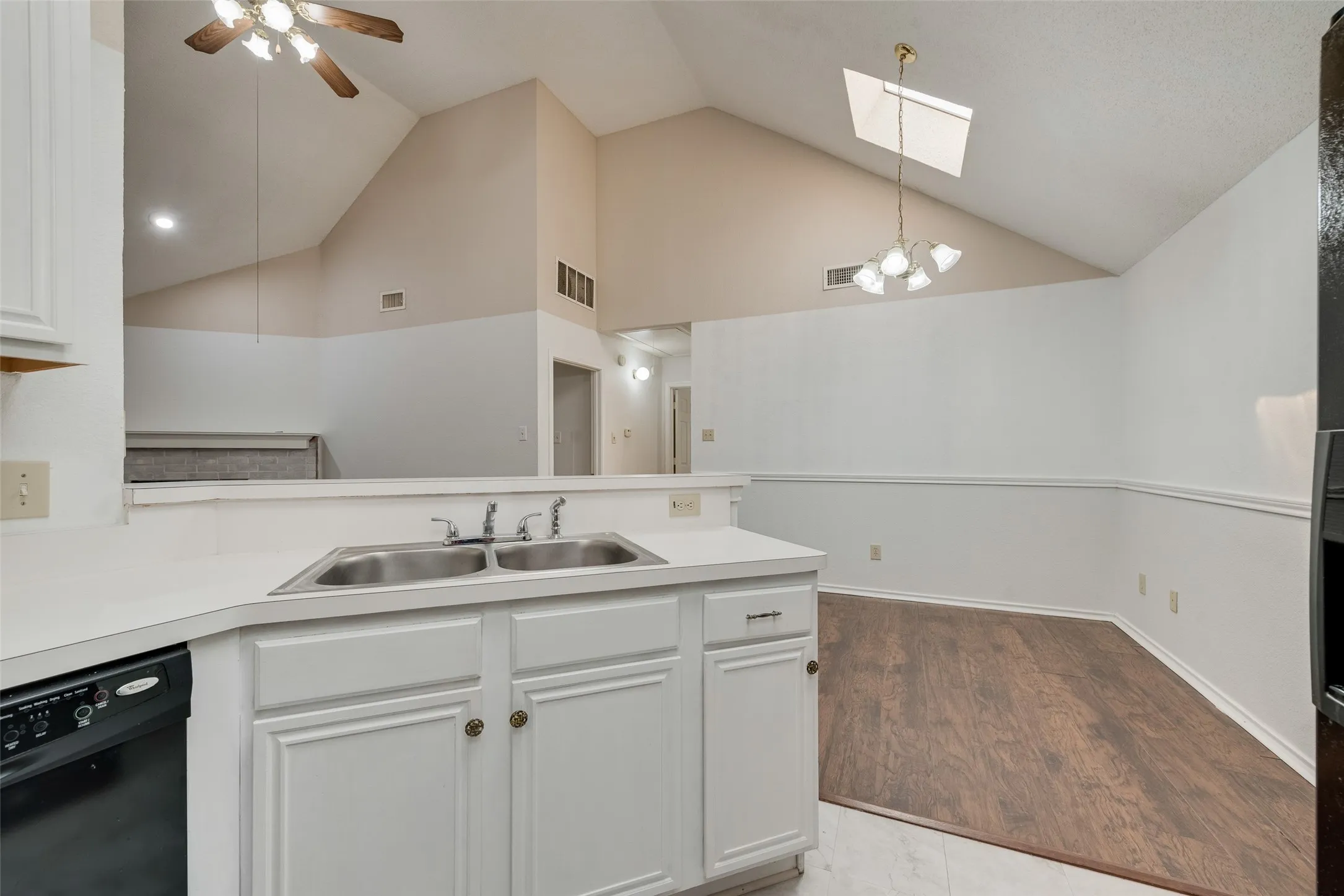 Single Family Residence For Rent in Dallas County , 465 El Rio Drive, Mesquite, Texas 75150, 3 Bedroom, 2 Bathroom, 2 Garage spaces, 1,384 Sqft, built in 1997, mls#21371668, Real Estate Agent in Mesquite, Homes For Rent in Dallas county, Homes For Rent in Mesquite, Realtor in Mesquite Texas, Real Estate Brokerage Independent Realty Texas, Luminita Cordes Realtor