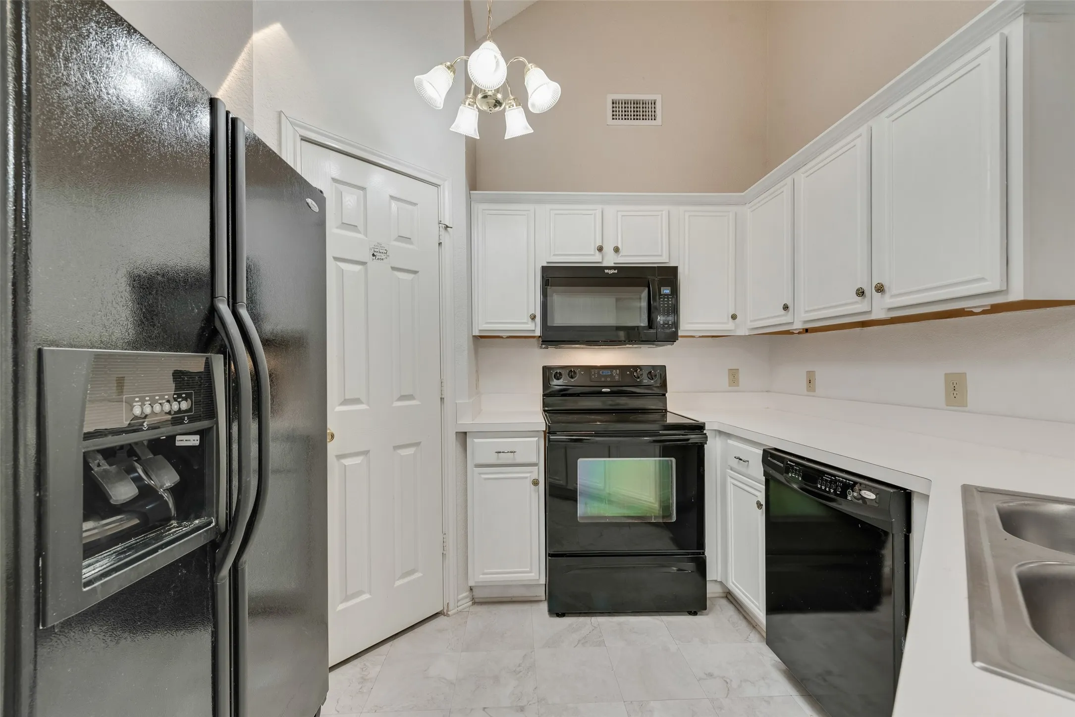 Single Family Residence For Rent in Dallas County , 465 El Rio Drive, Mesquite, Texas 75150, 3 Bedroom, 2 Bathroom, 2 Garage spaces, 1,384 Sqft, built in 1997, mls#21371668, Real Estate Agent in Mesquite, Homes For Rent in Dallas county, Homes For Rent in Mesquite, Realtor in Mesquite Texas, Real Estate Brokerage Independent Realty Texas, Luminita Cordes Realtor