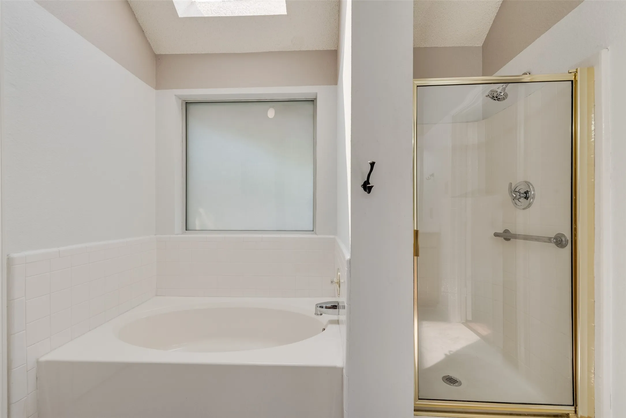 Single Family Residence For Rent in Dallas County , 465 El Rio Drive, Mesquite, Texas 75150, 3 Bedroom, 2 Bathroom, 2 Garage spaces, 1,384 Sqft, built in 1997, mls#21371668, Real Estate Agent in Mesquite, Homes For Rent in Dallas county, Homes For Rent in Mesquite, Realtor in Mesquite Texas, Real Estate Brokerage Independent Realty Texas, Luminita Cordes Realtor