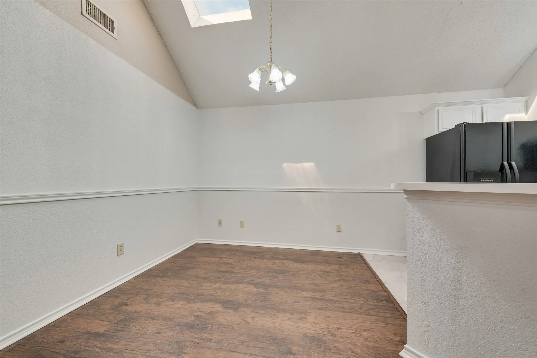 Single Family Residence For Rent in Dallas County , 465 El Rio Drive, Mesquite, Texas 75150, 3 Bedroom, 2 Bathroom, 2 Garage spaces, 1,384 Sqft, built in 1997, mls#21371668, Real Estate Agent in Mesquite, Homes For Rent in Dallas county, Homes For Rent in Mesquite, Realtor in Mesquite Texas, Real Estate Brokerage Independent Realty Texas, Luminita Cordes Realtor